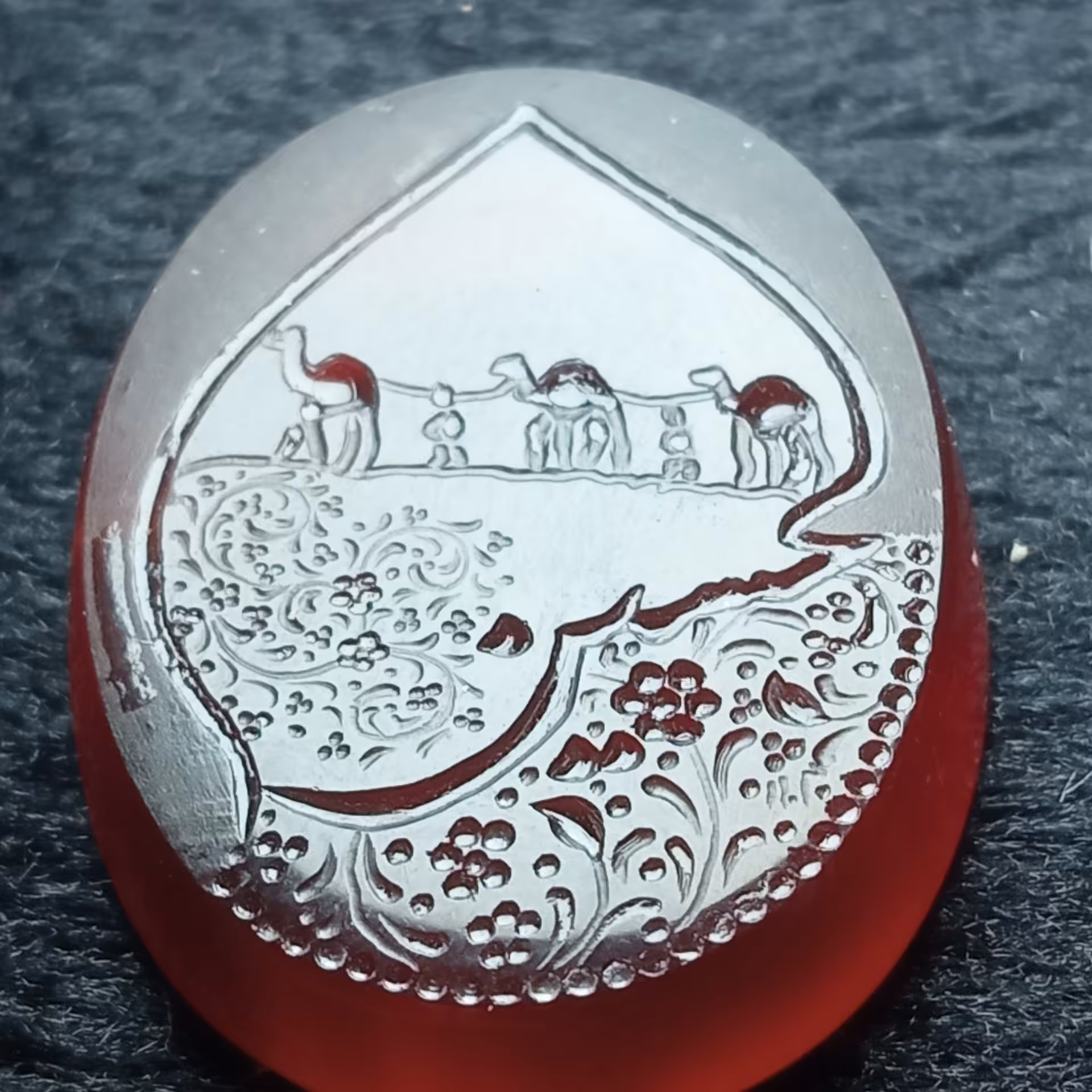 نگین عقیق حکاکی شده به نام امام حسین علیه السلام 