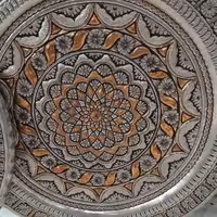 سینی قلم زنی مسی با ضخامت 9دهم لبه دار طرح اسلیمی شلوغ و پر کار سایز 50در50