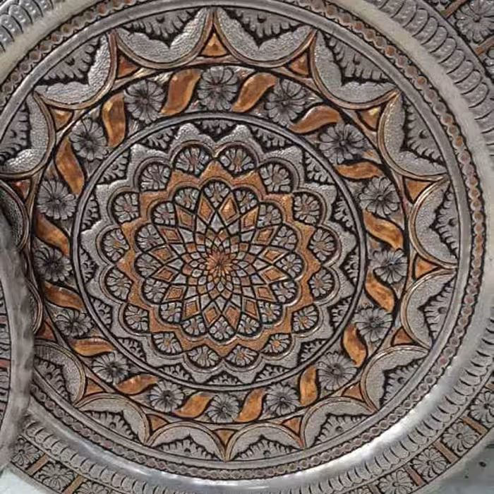 سینی قلم زنی مسی با ضخامت 9دهم لبه دار طرح اسلیمی شلوغ و پر کار سایز 50در50