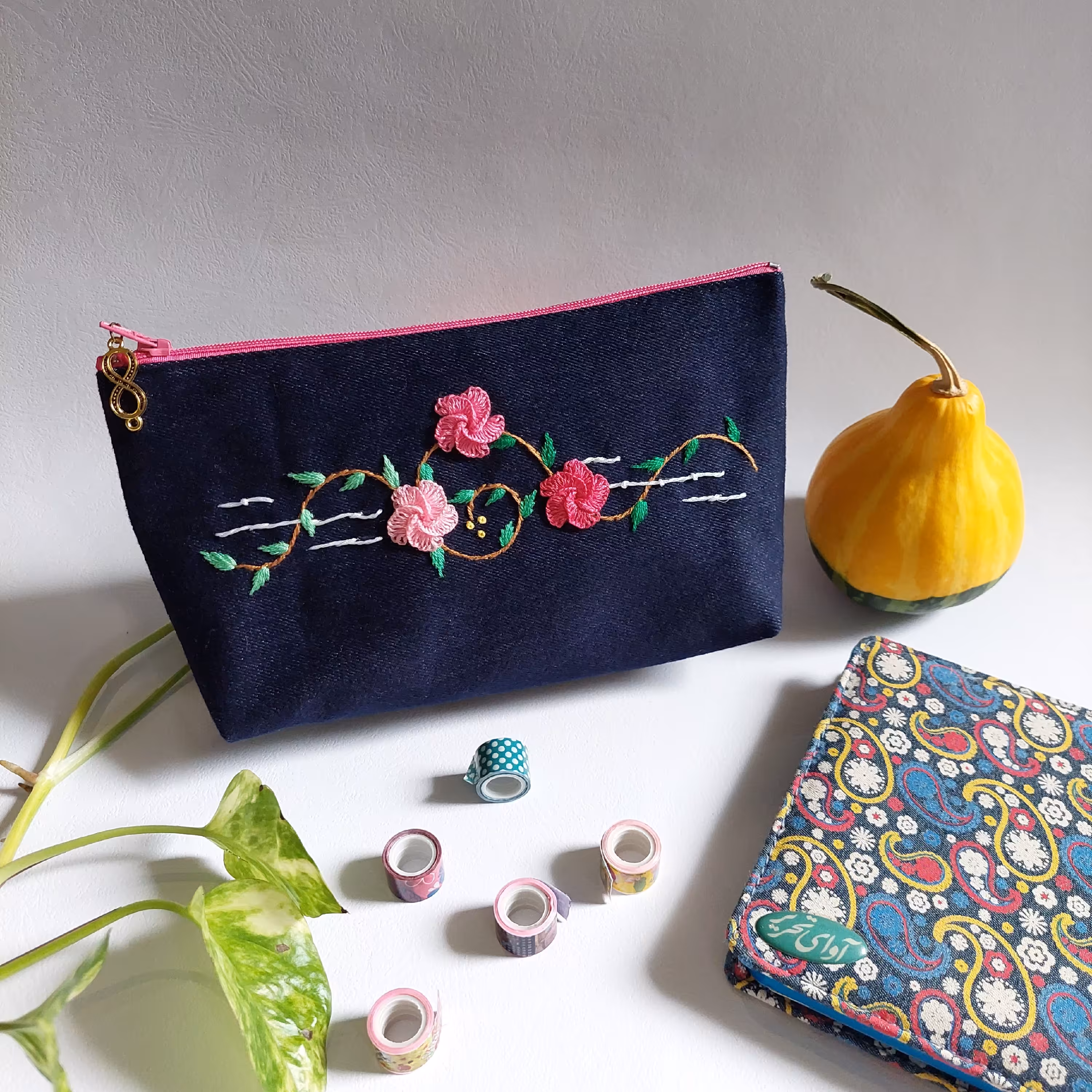 جامدادی کیف آرایش پارچه ای گلدوزی شده با دست کاملا دست دوز طرح گلهای سرخ