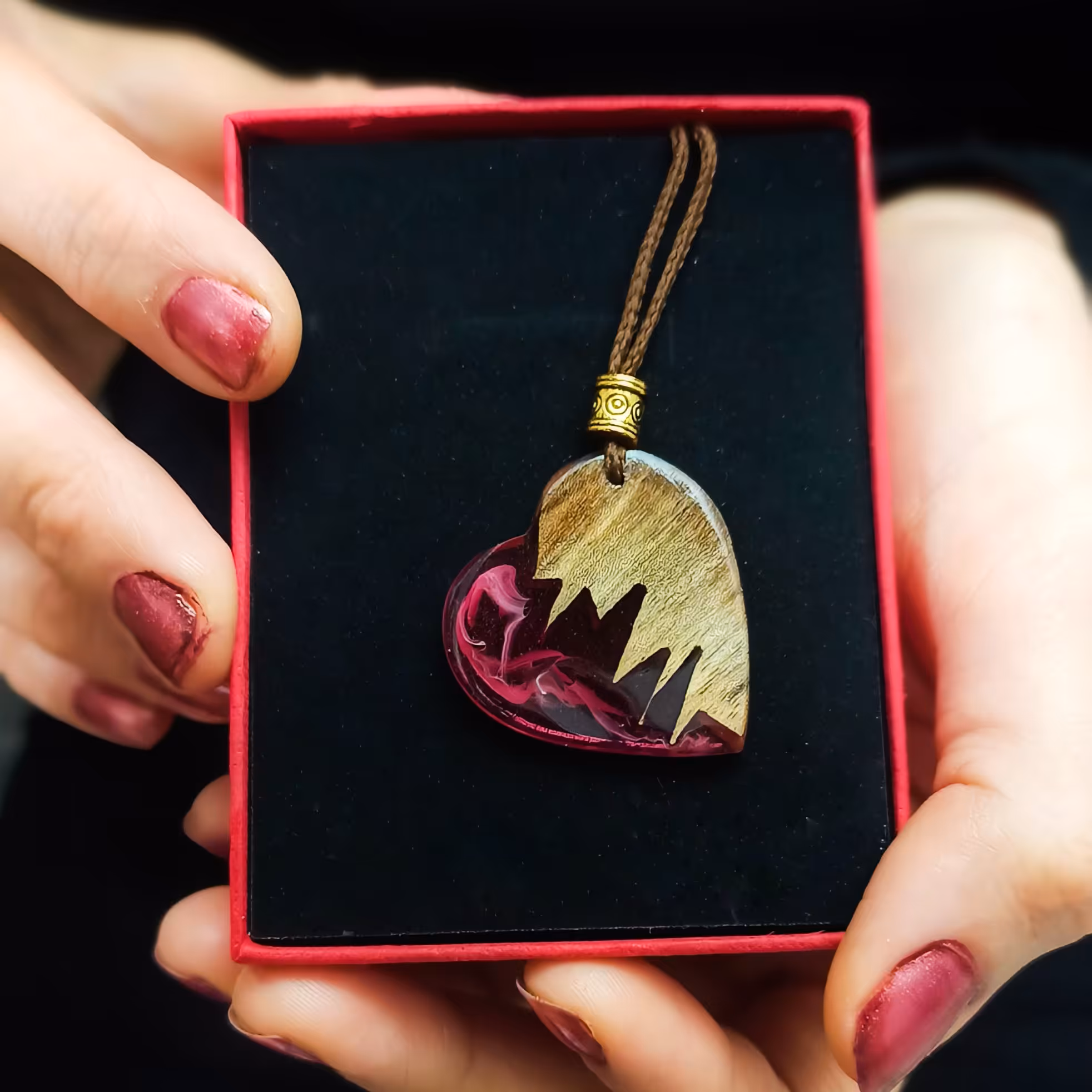 گردنبند چوب و رزین طرح قلب 