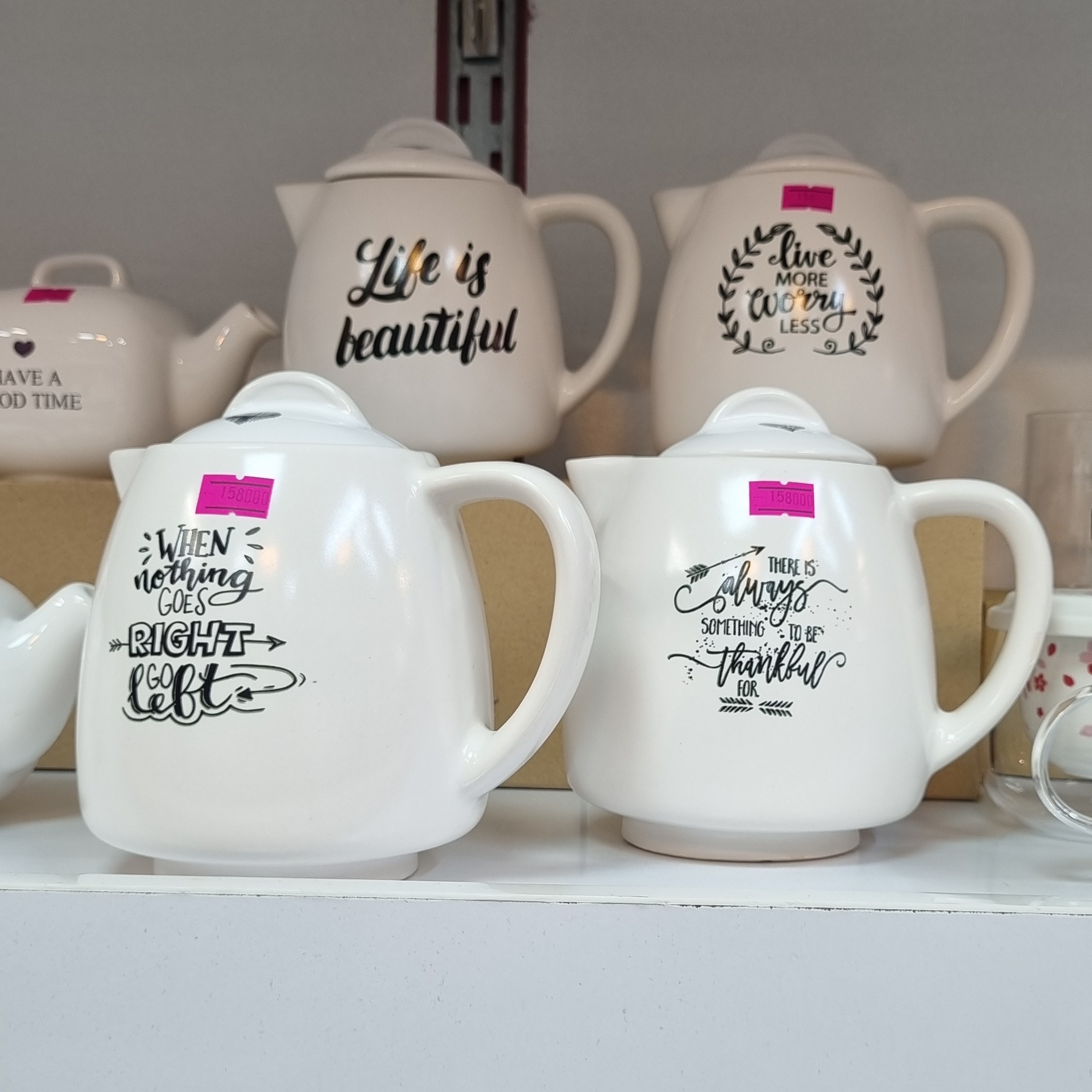 قوری مدرن سفید با طرح تکست