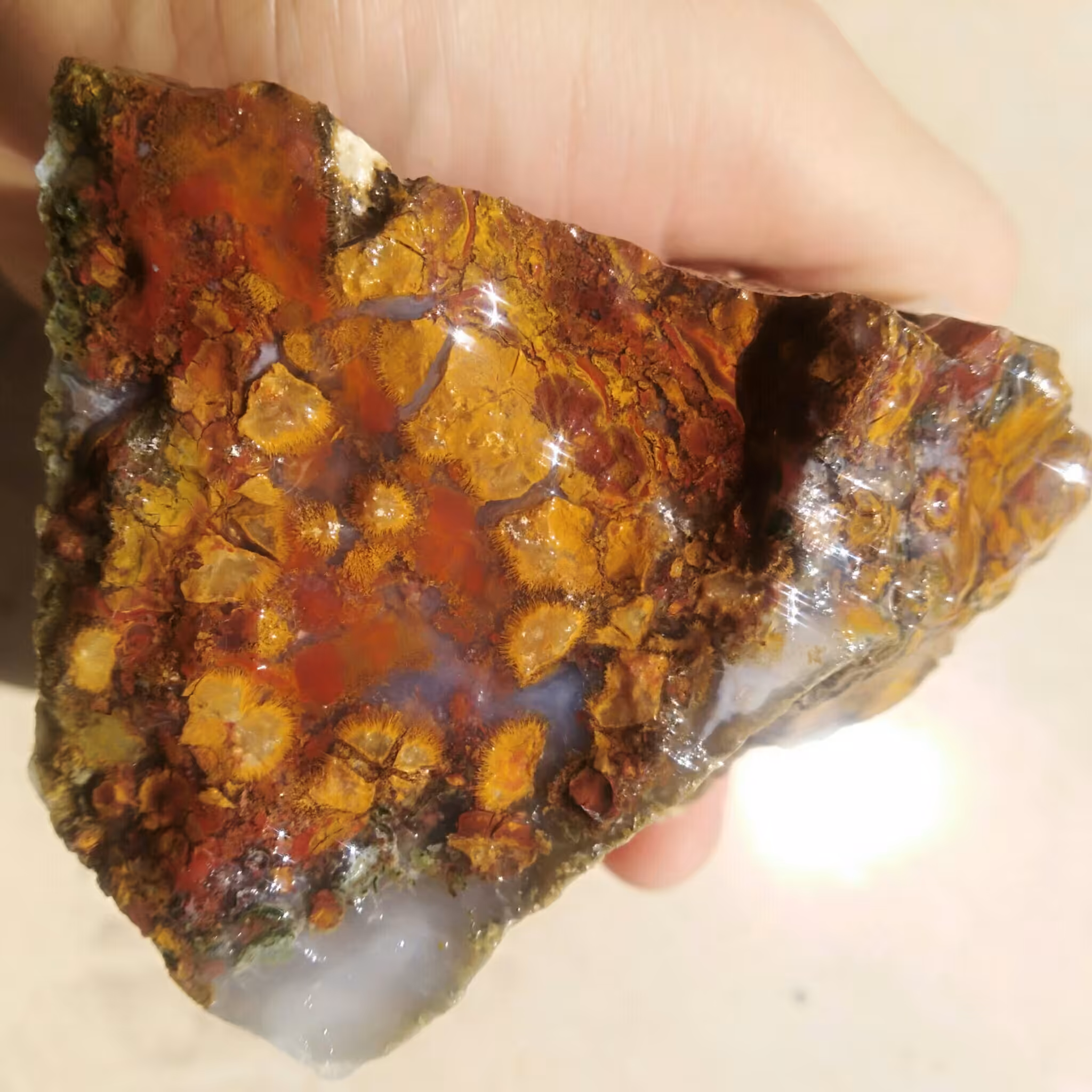 سنگ راف غوولپیکر  عقیق خورشیدی محشر شاهکار خلقت حجیم 100 درصد طبیعی با قابلیت ساخت چندین نگین قیمتی