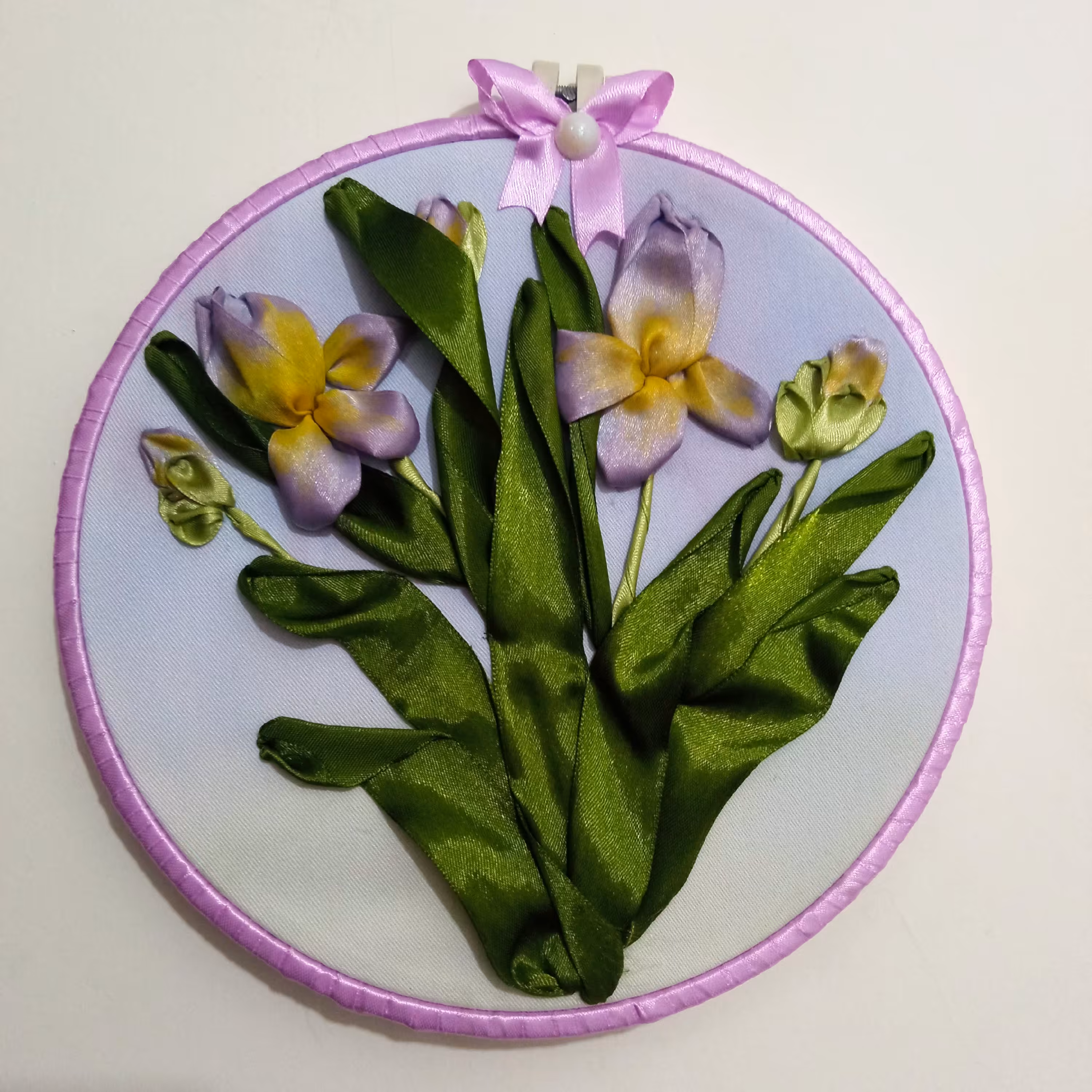 دیوارکوب  کد 124ربان دوزی شده طرح گل زنبق