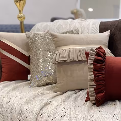  ست کوسن 4 عددی طرح شهرزاد مخمل زرشکی و کرم نسکافه ای 