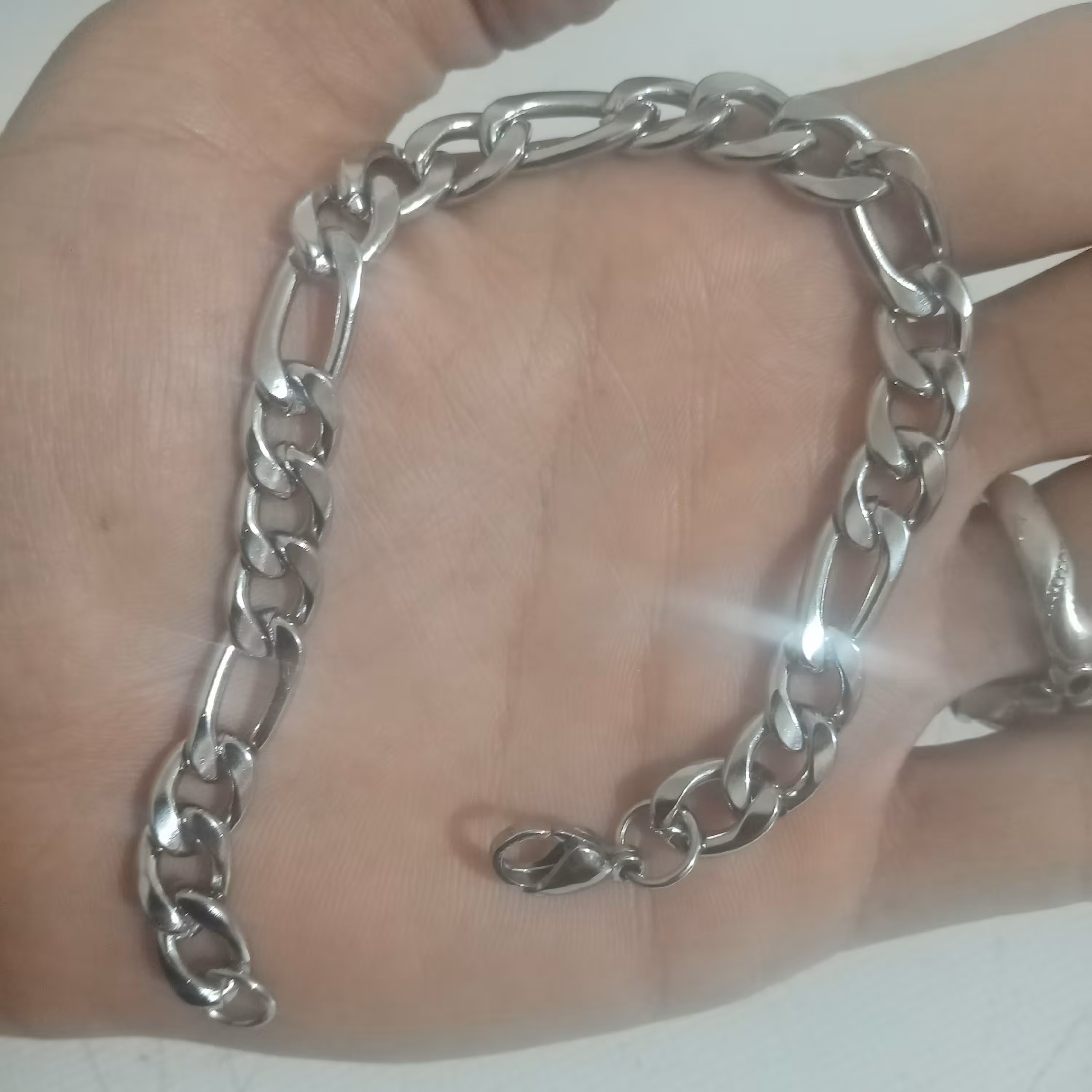 دستبند استیل با رنگ ثابت. به طول بیست و پنج سانتی متری کار محکم و زیبا 