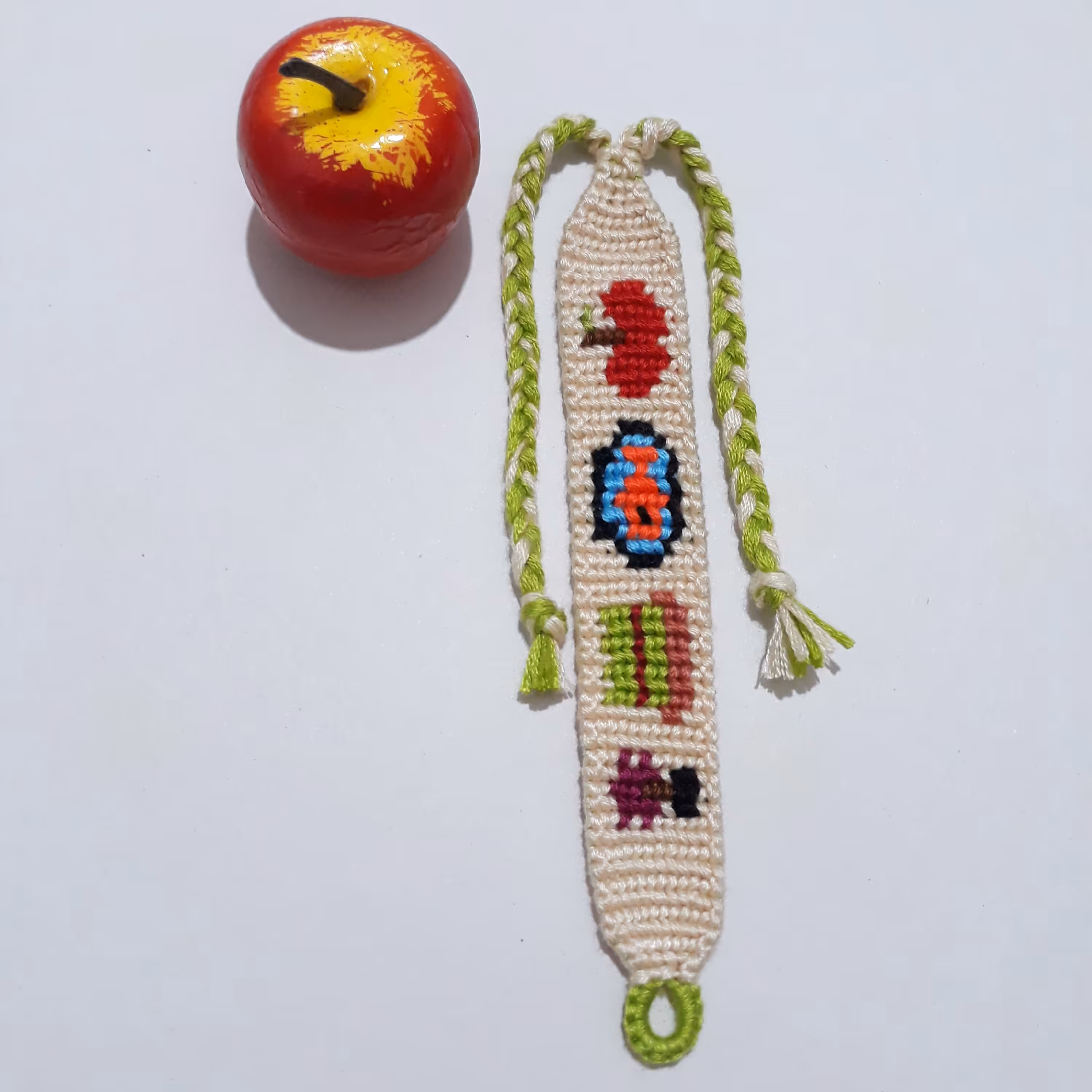 دستبند دوستی طرح عید نوروز بافته شده با نخ کوبلن پنگوئن
