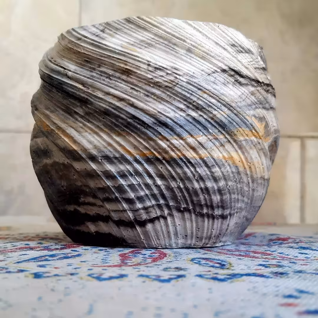 گلدان طرح پیچک  ، متریال بتن  ، در رنگبندی های مختلف