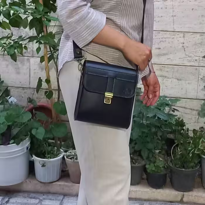 کیف دوشی اسپورت . چرم طبیعی دستدوز 