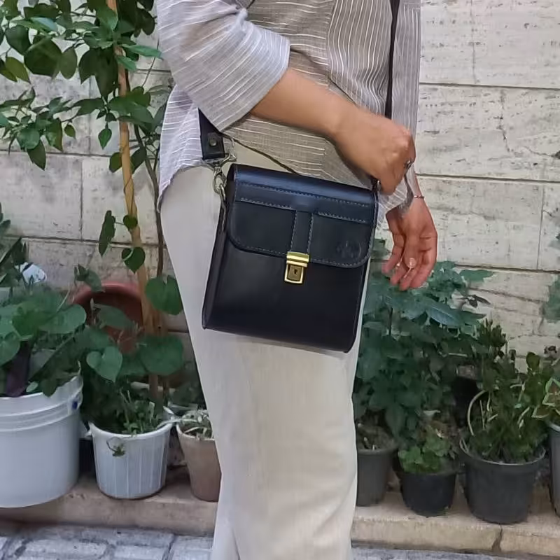 کیف دوشی اسپورت . چرم طبیعی دستدوز 