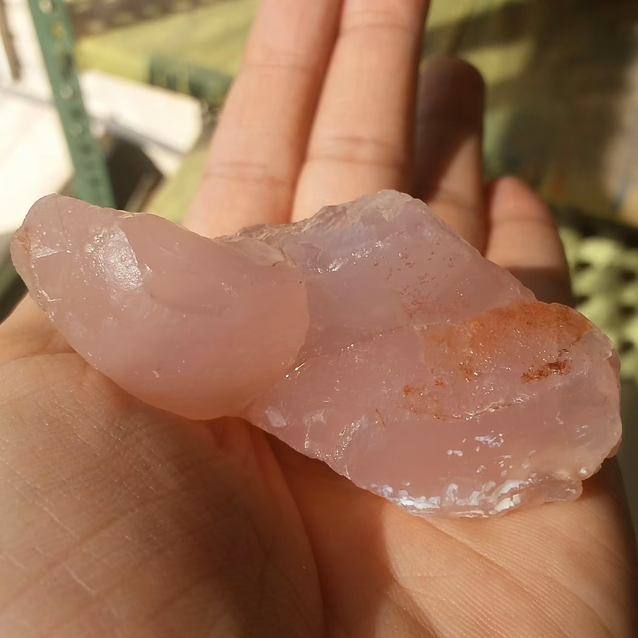 سنگ راف عقیق صورتی پر رنگ محشر 100درصد طبیعی بی نظیر دیدنی