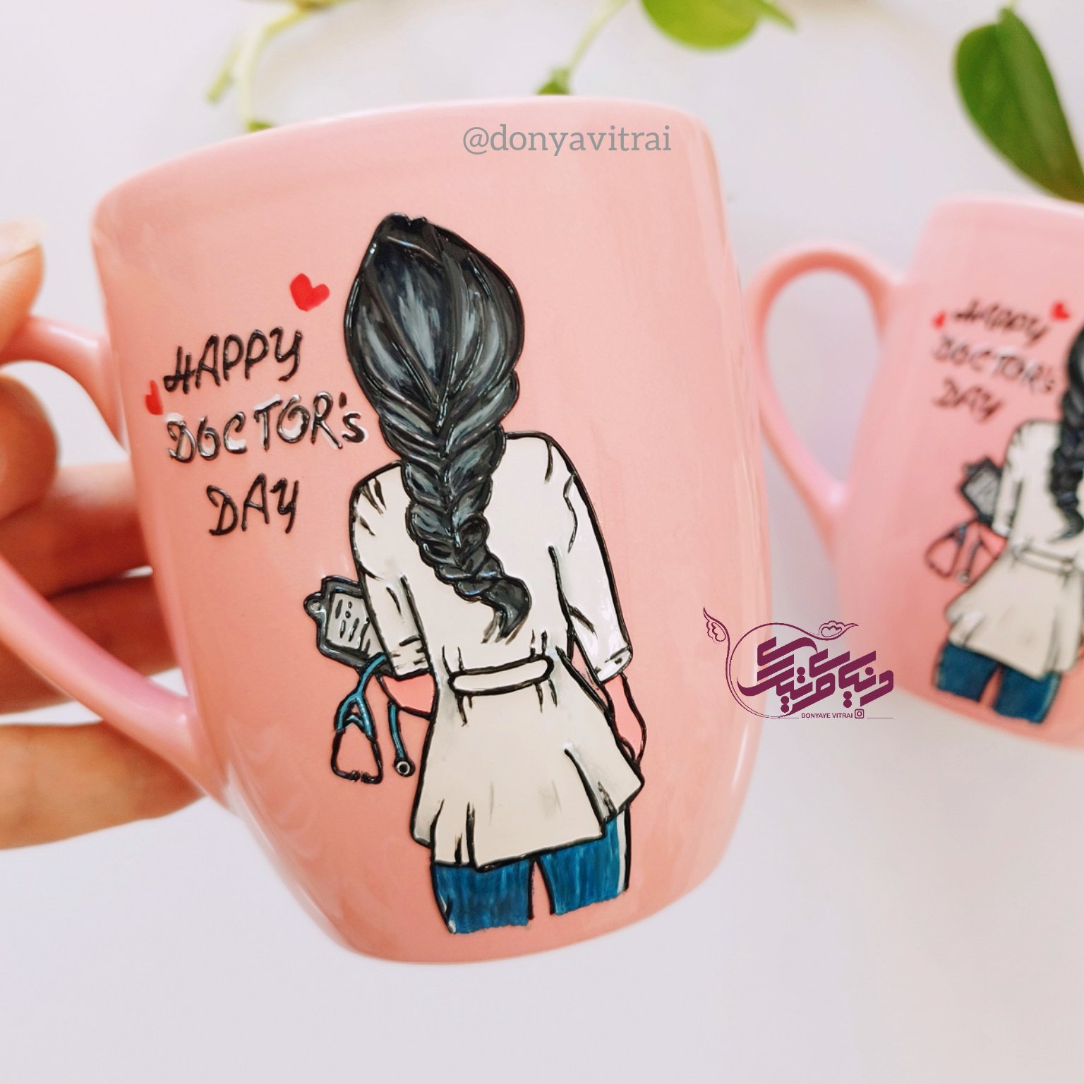 ماگ نقش برجسته، ماگ ویترای، خانم دکتر، پزشک، هدیه روز پزشک، کادو، سوپرایز، نقاشی، ماگ خمیری، ماگ فانتزی