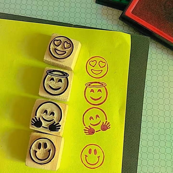 پک چهارتایی ایموجی،قطر هر مهر یک و نیم سانتی متر هست و جنسش لینو و دستساز و مقاوم تا ابد 