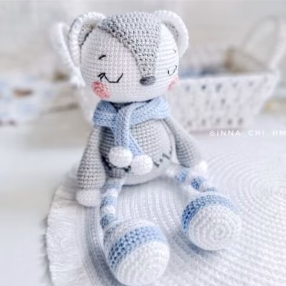 عروسک دستبافت خرس قطبی با سایز تقریبی 30 سانت و قابل سفارش در رنگبندی دلخواه شما 