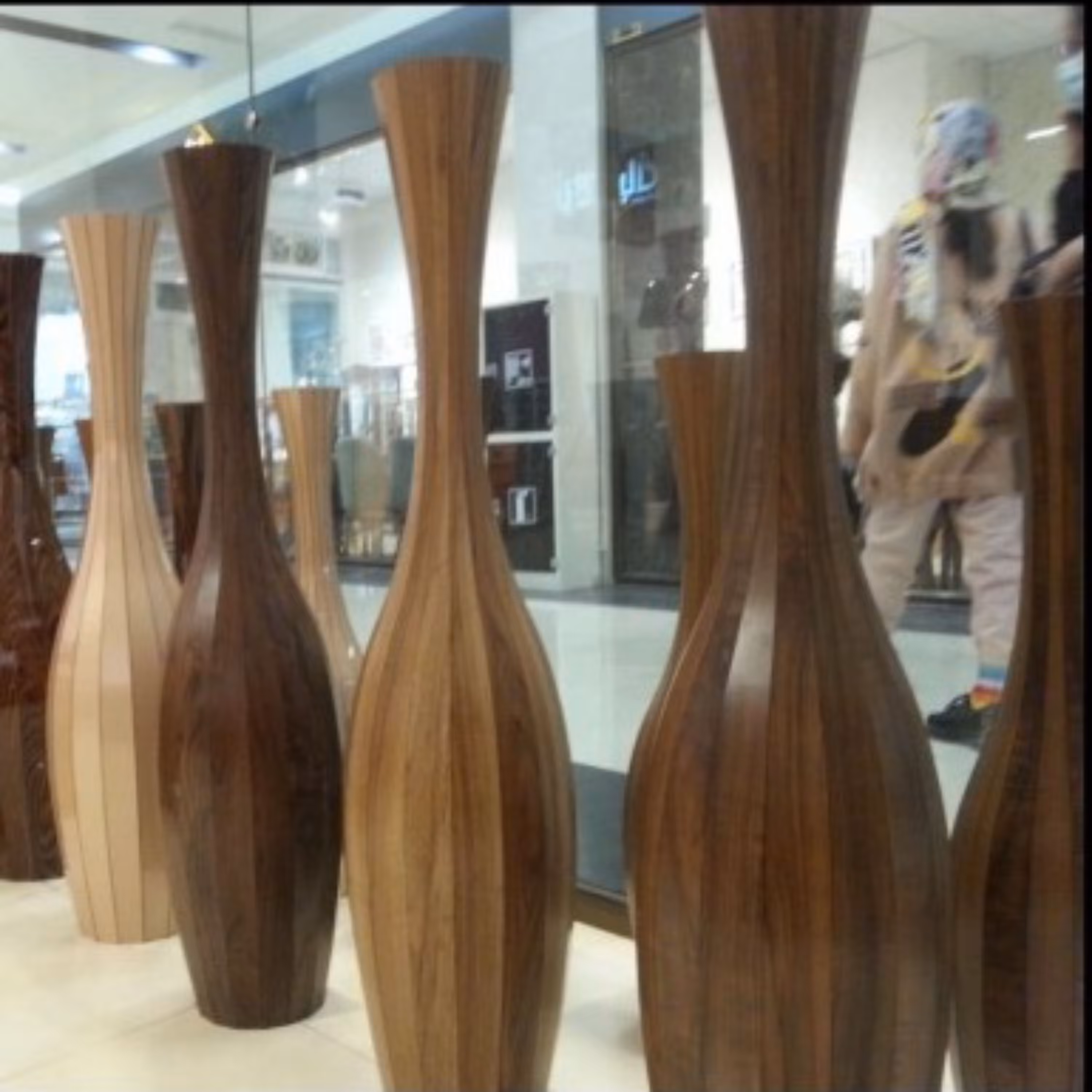 گلدان چوبی کنار سالنی چوبی