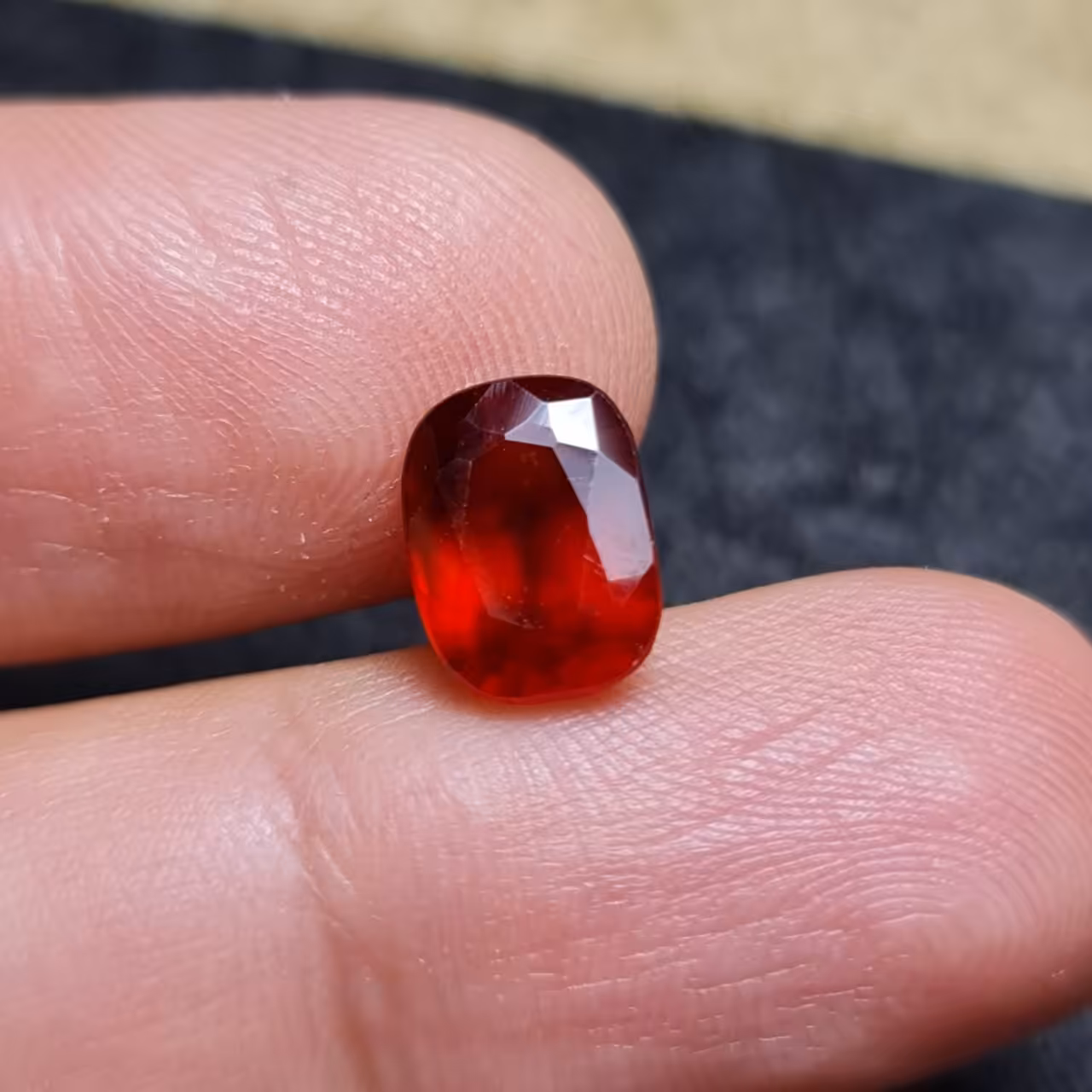  نگین زیبای سنگ طبیعی گارنت معدنی با وزن 3قیراط 
کد  28740