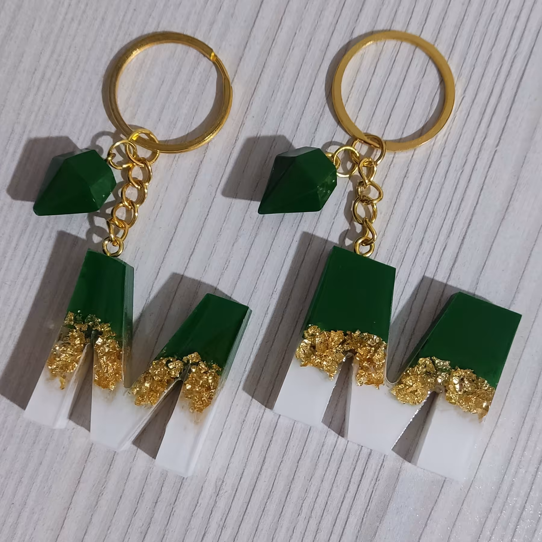 جاکلیدی رزینی دست ساز  رنگ سفید سبز با تزیین ورق طلا