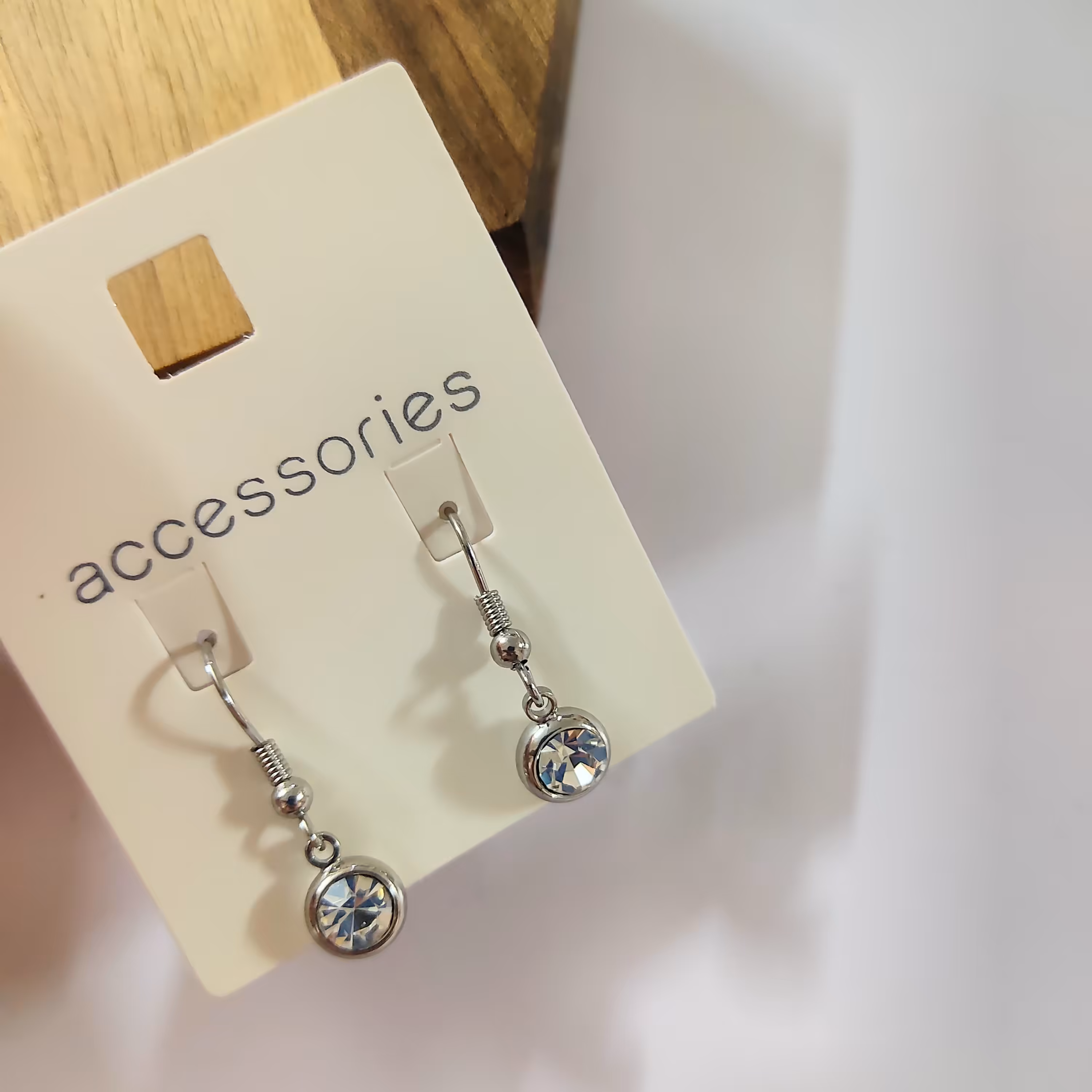 گوشواره بخیه ای نگین دار با دو نگین نقره ای و مشکی