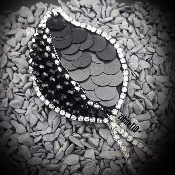 اکسسوری سنجاق سینه برگ سنگی مشکی دستساز