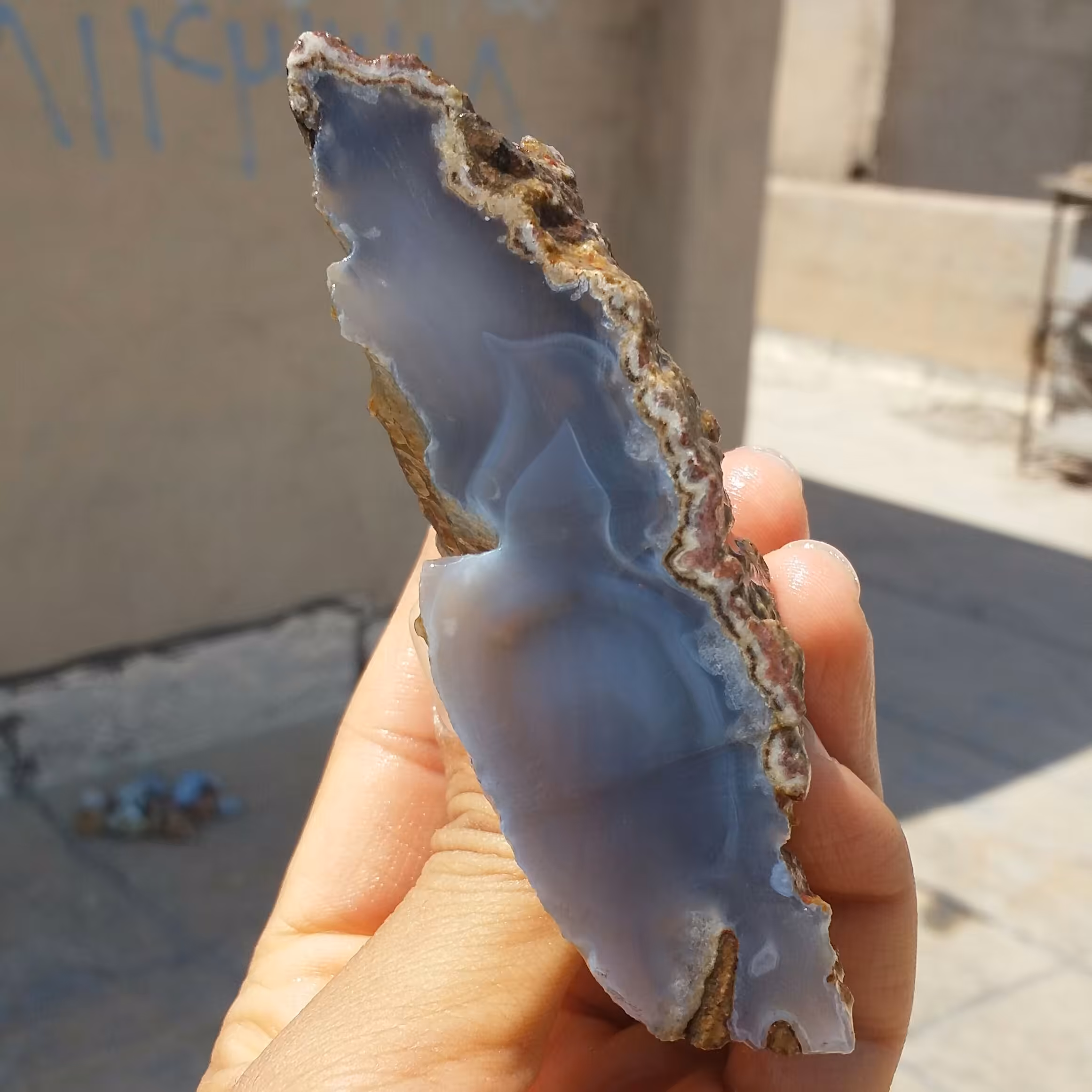 اسلایس سنگ راف عقیق سلیمانی سه بعدی مصور مرغ آمین بسیار زیبا صد در صد طبیعی با قابلیت ساخت چند اسلایس و نگین
 کد 11510