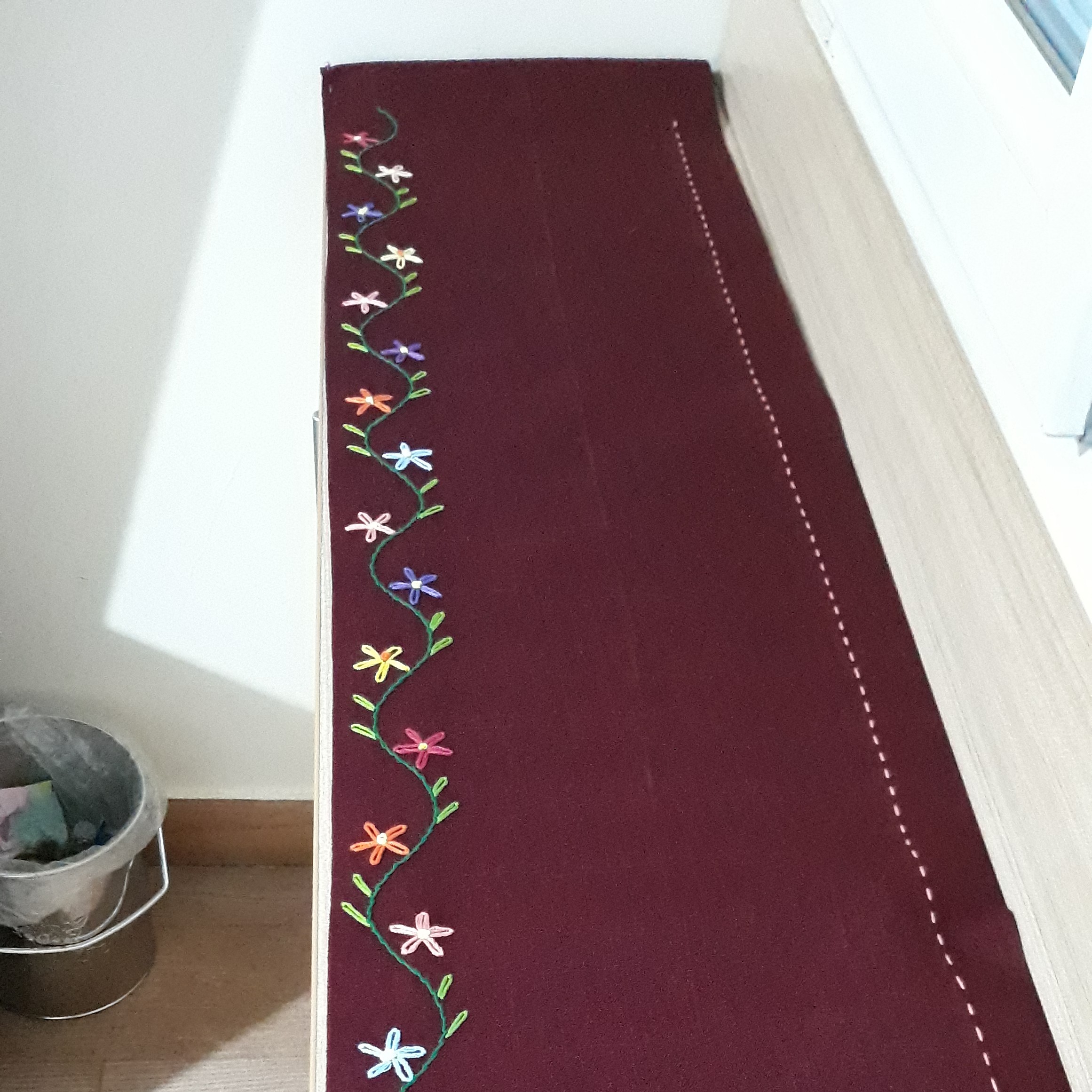 رومیزی گلدوزی شده با دست (رانر گلدوزی)