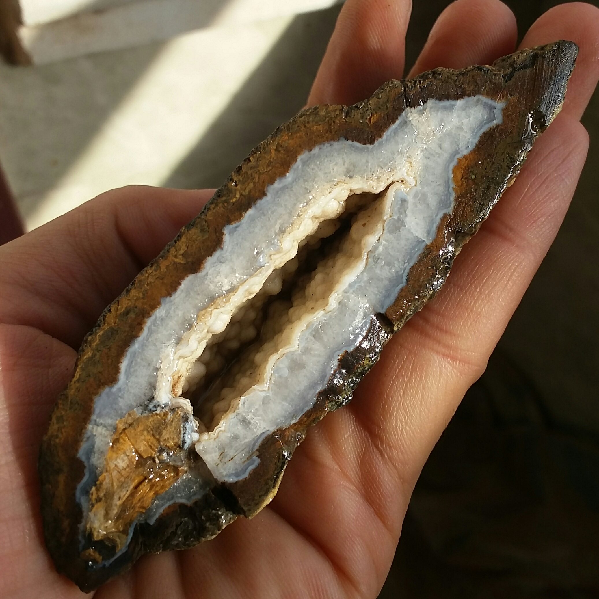 اسلایس سنگ راف عقیق منظره توپی توخالی پر بلور 'بلور برفکی خااااص 100 در صد طبیعی شاهکار
بینظیر نمونه ای تکرار نشدنییی