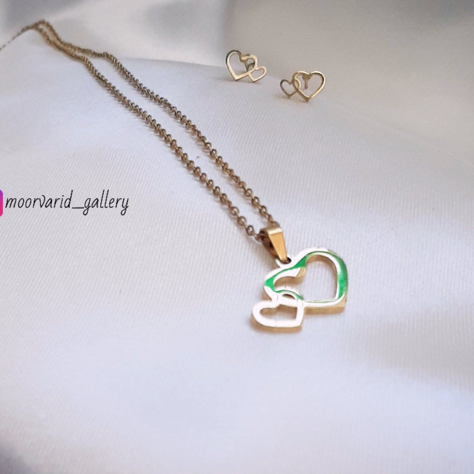 نیم ست طرح قلب دوبل طلایی رنگ ثابت و ضد حساسیت شامل گوشواره و گردنبند