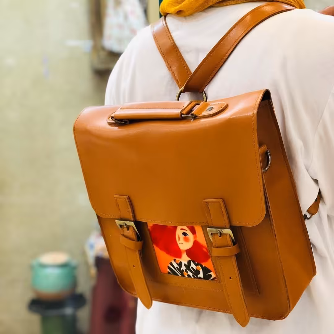 کوله پشتی و کیف دانشجویی دخترانه و زنانه جنس چرم در رنگ بندی 