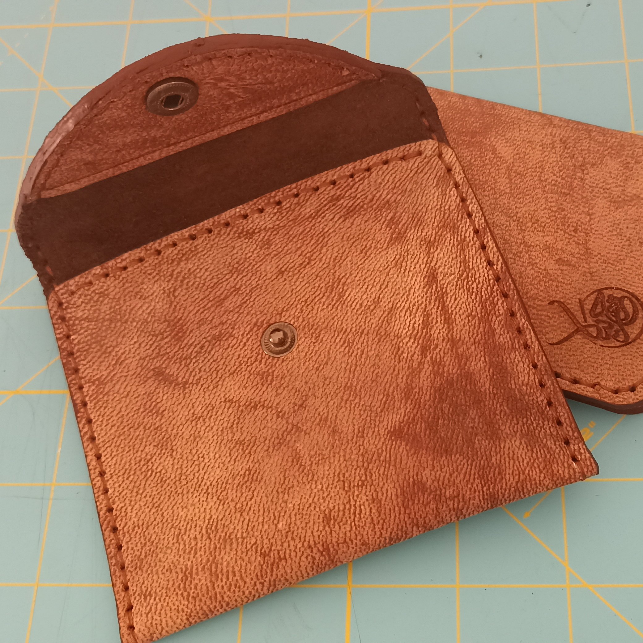 جای دستمال کاغذی جیبی و پد بهداشتی 