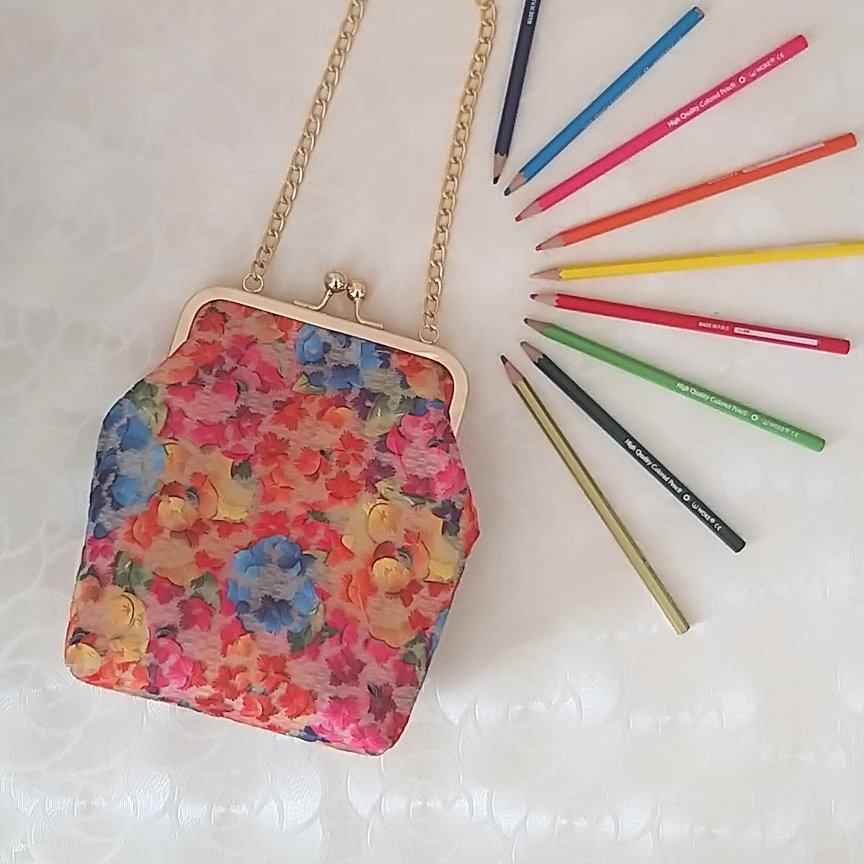 کیف تق تقی توری ، دارای لایی و آستر و یکجیب داخلی به همراه زنجیر فلزی، مدل زنجیر ممکن است با عکس متفاوت باشد