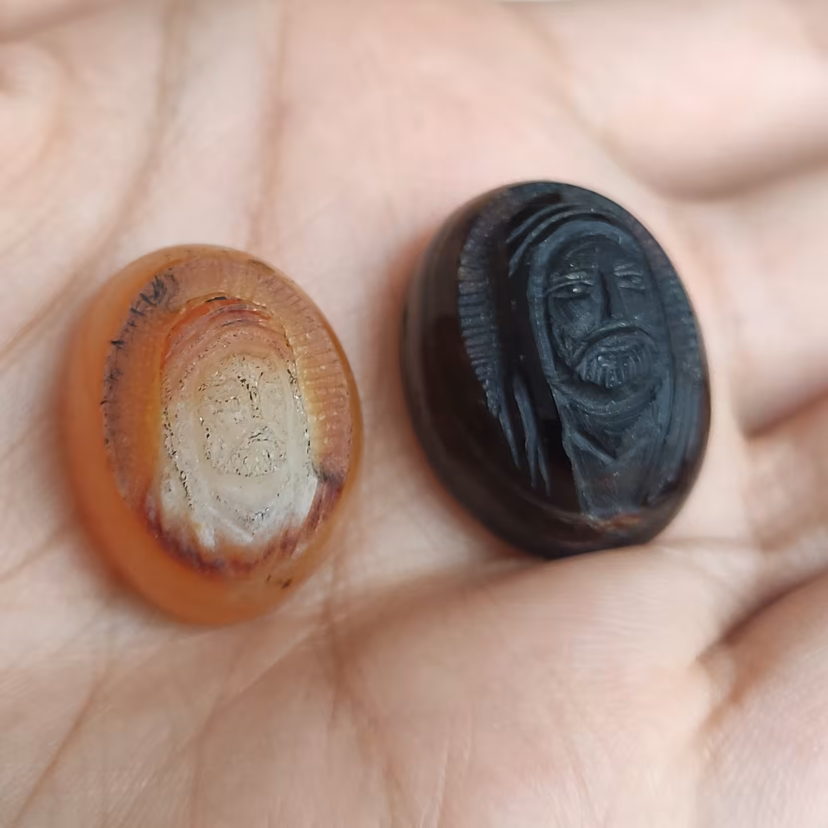 سنگ عقیق شرق الشمس و عقیق مشکی شمایلی از صورت مبارکه امام علی ع