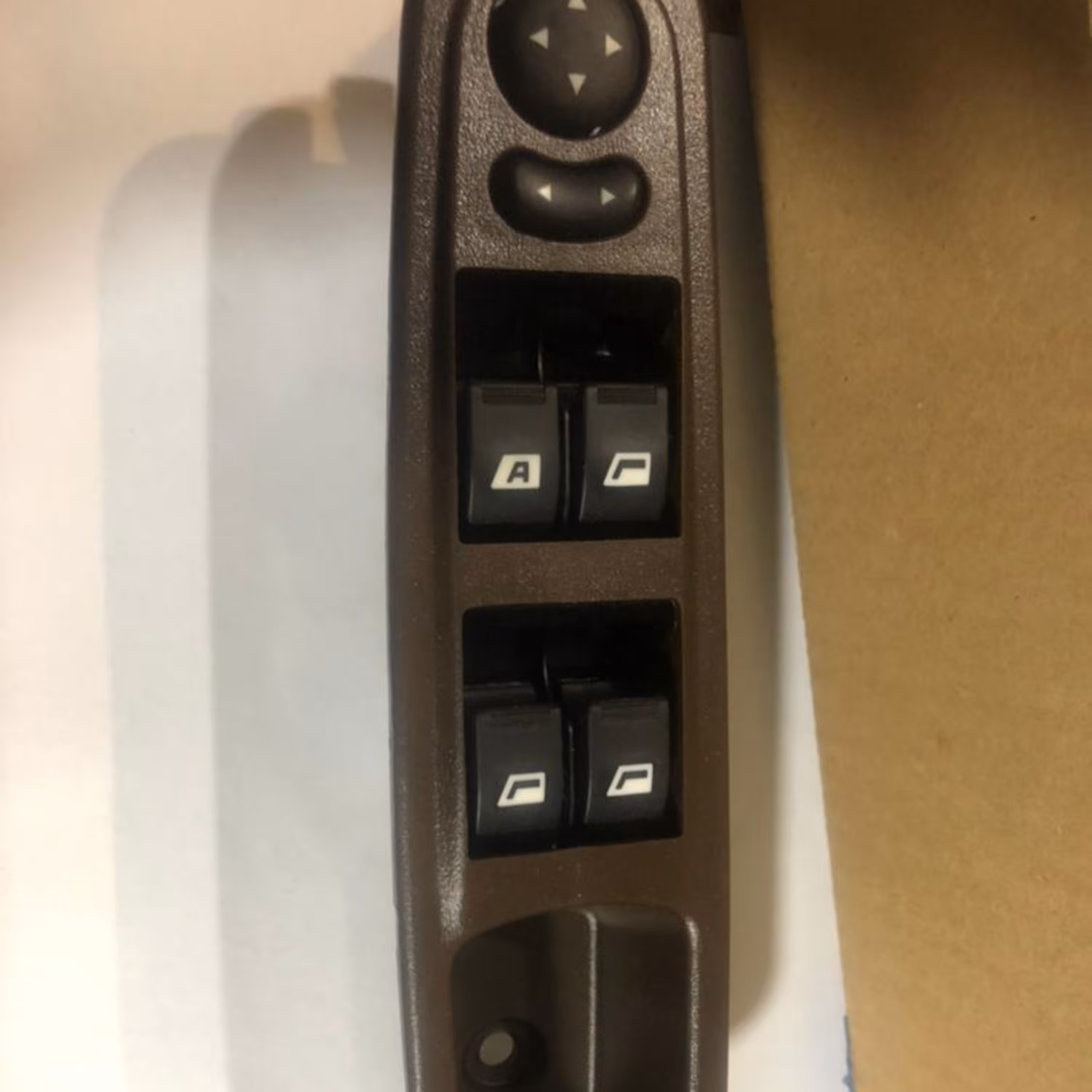 مجموعه صفحه کلید شیشه بالابرها و آینه برقی جلوچپ(با کلید اتوماتیک A) ایساکو کد09