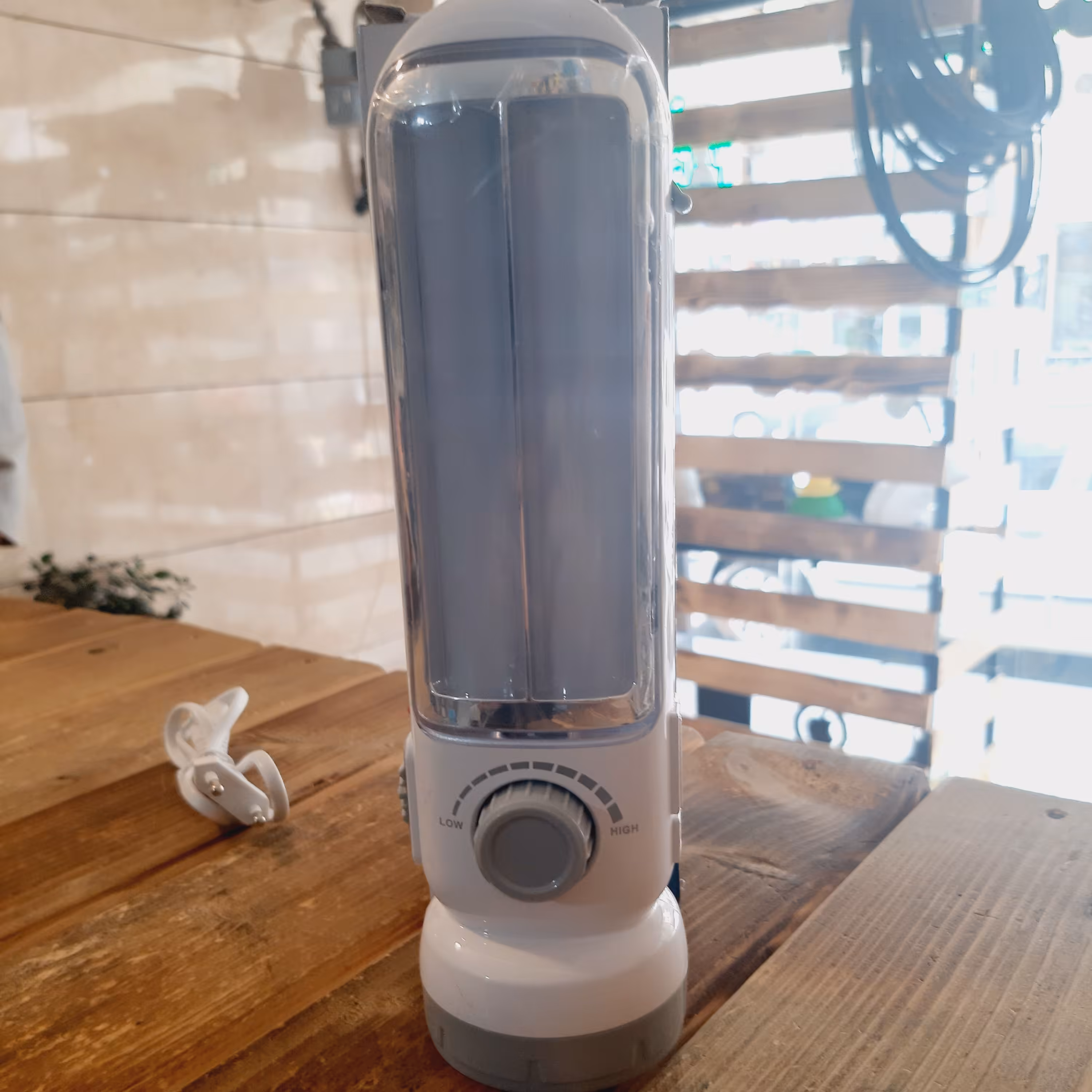 چراع قوه شارژی دارای مهتابی شارژی مناسب برای  منزل و باغ و کوهنوردی