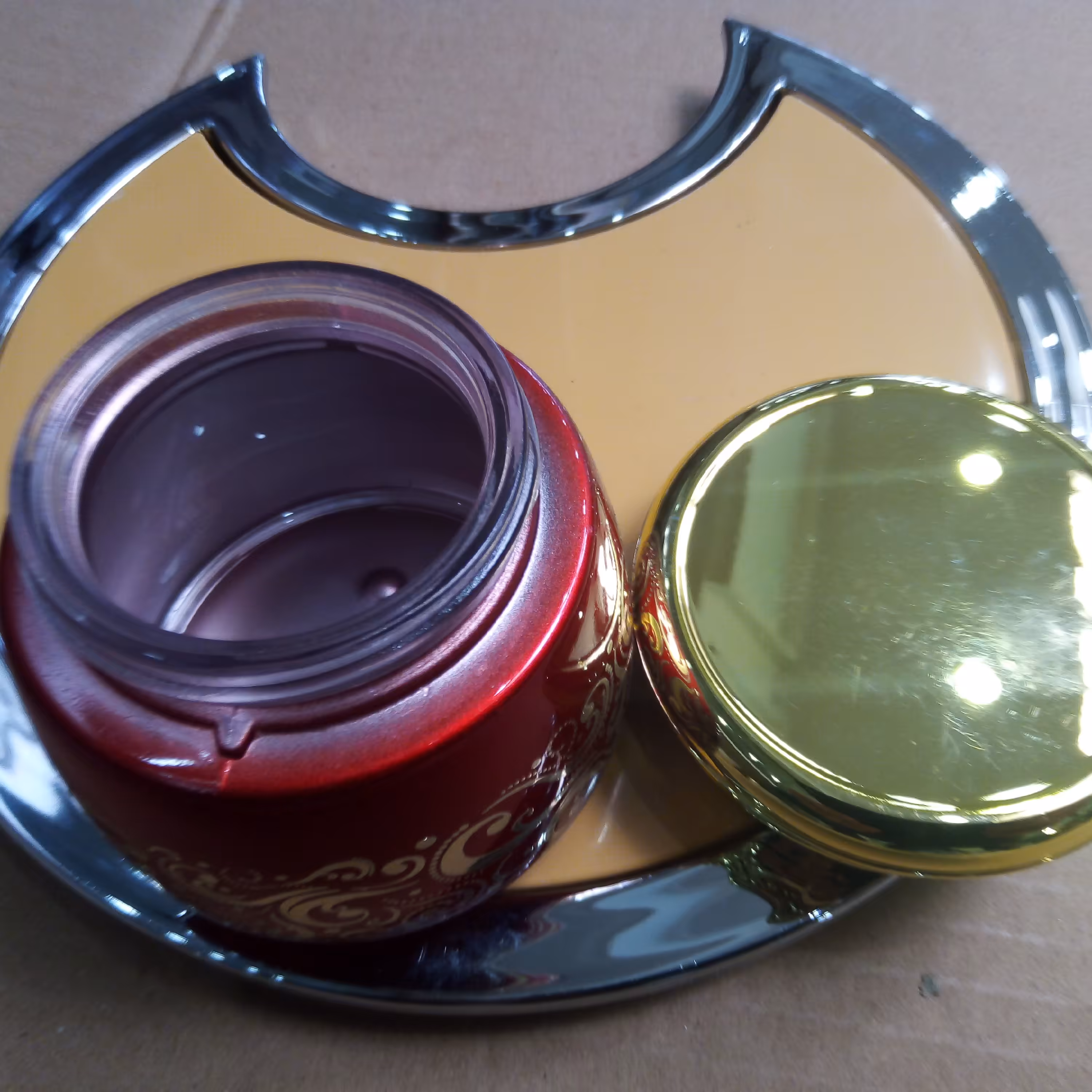 ظرف شیشه ای گرد شیک و خارجی مناسب ادویه و زعفران رنگ قرمز  محکم و دارای قفل پلمپ 