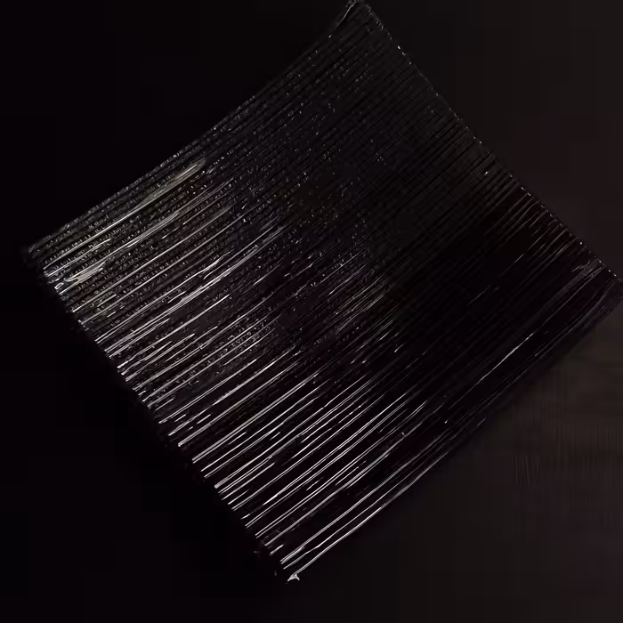 ظرف قوس دار دست ساز مشکی و بی رنگ شیشه ای از برند آمورف.
اندازه آن 24 در 24 می باشد.