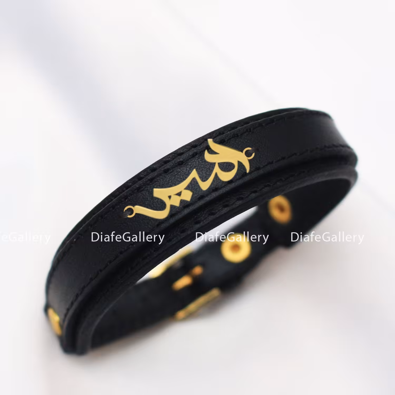 دستبند چرم امیر پلاک نقره آبکاری طلا با چرم دوبل طبیعی