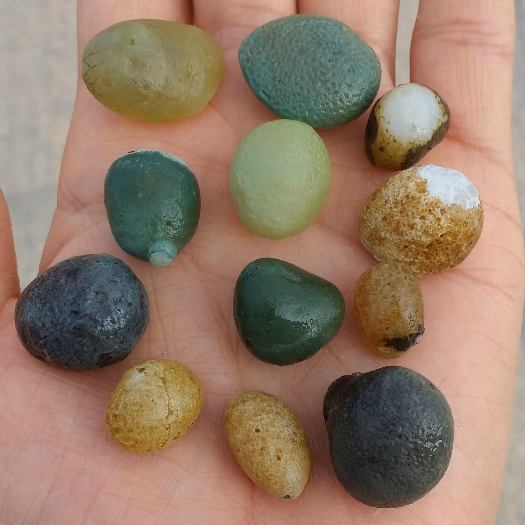 مجموعه 12 عددی سنگ راف خام عقیق توپی نقلی برش نخورده ملقب به سنگ شانس  100 در 100 طبیعی سرشار از خواص شاهکار خلقت