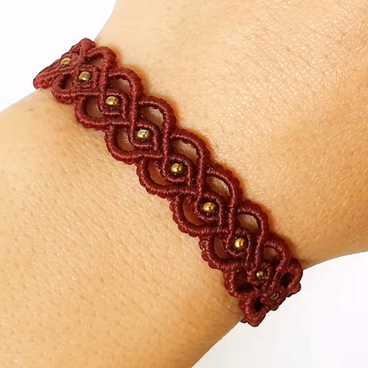 دستبنددخترانه وزنانه بافت میکرومکرومه،مدل قلب ،رنگ عنابی تند،انتهای کارگره کشویی قابل تنظیم