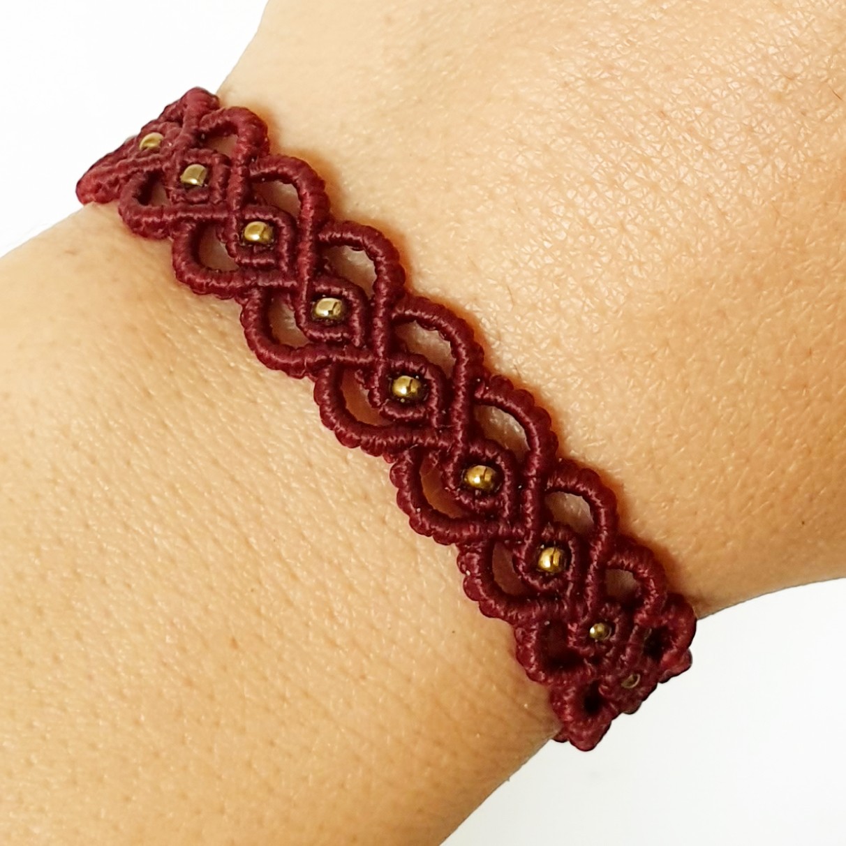 دستبنددخترانه وزنانه بافت میکرومکرومه،مدل قلب ،رنگ عنابی تند،انتهای کارگره کشویی قابل تنظیم