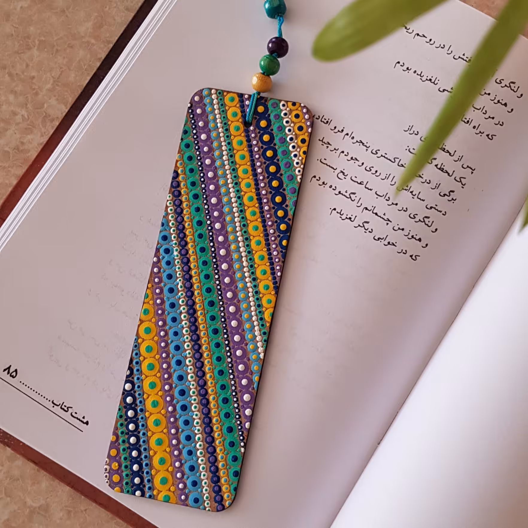 بوک مارک(نشانگر کتاب)اجرا شده روی چوب با تکنیک نقطه کوبی و آویز  مهره های چوبی