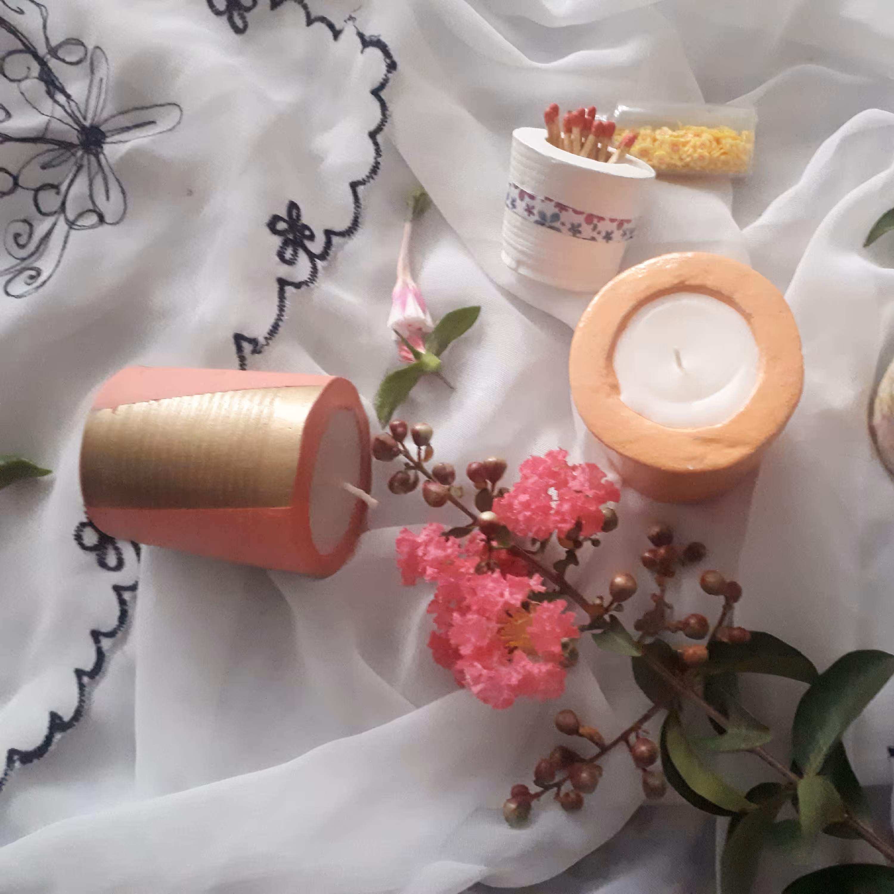 جا شمعی های لیوانی در سه رنگ گلبه ای طرح گل پارچه ای و صورتی طلایی و جا کبریتی 