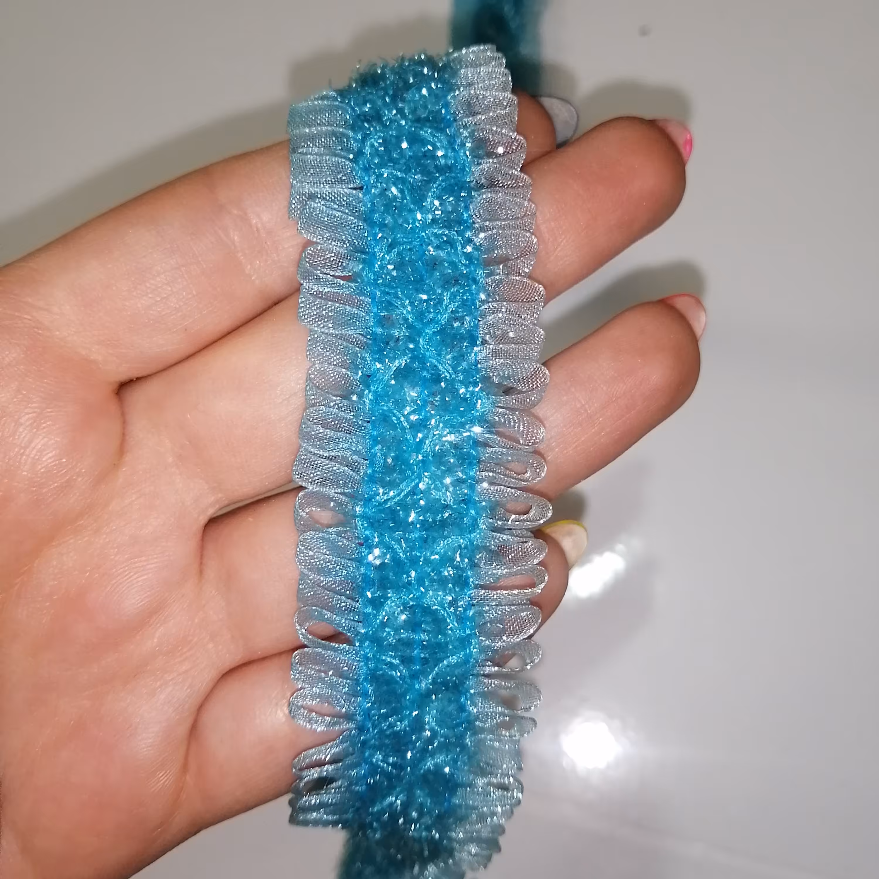 نوار یراق تزئینی لباس  توری  آبی زر دار عرض  دو   سانت و طول 1 متر 