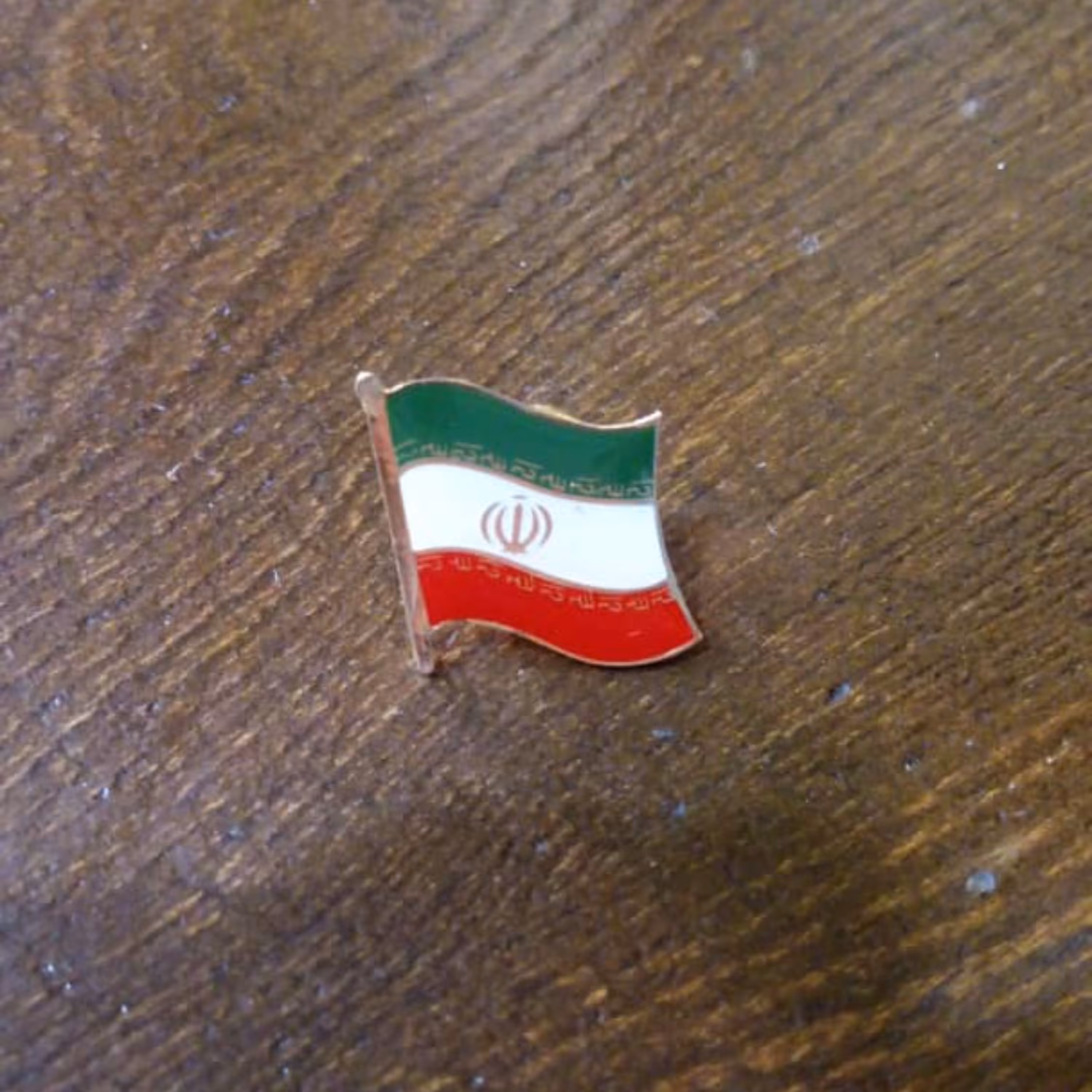 بج سینه پرچم ایران آب طلا رنگی با ماده شفاف ده عددی