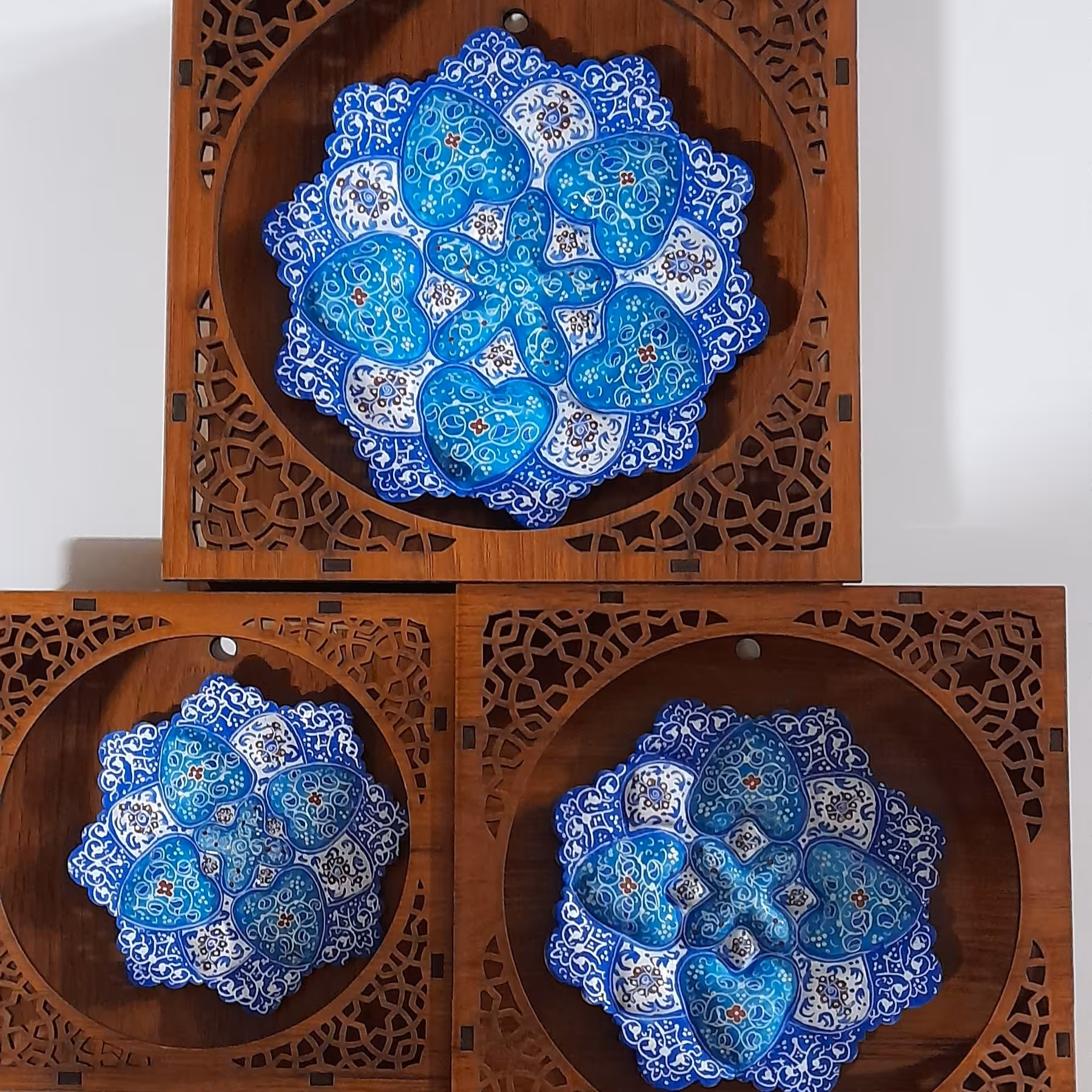 سری سه تایی بشقاب مینا کاری روی مس ،همراه با قاب چوبی