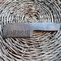 شانه چوبی دسته دار دندانه ریز چوب گردو یک تیکه دستساز ساخت ایران چوبکده بید سفید