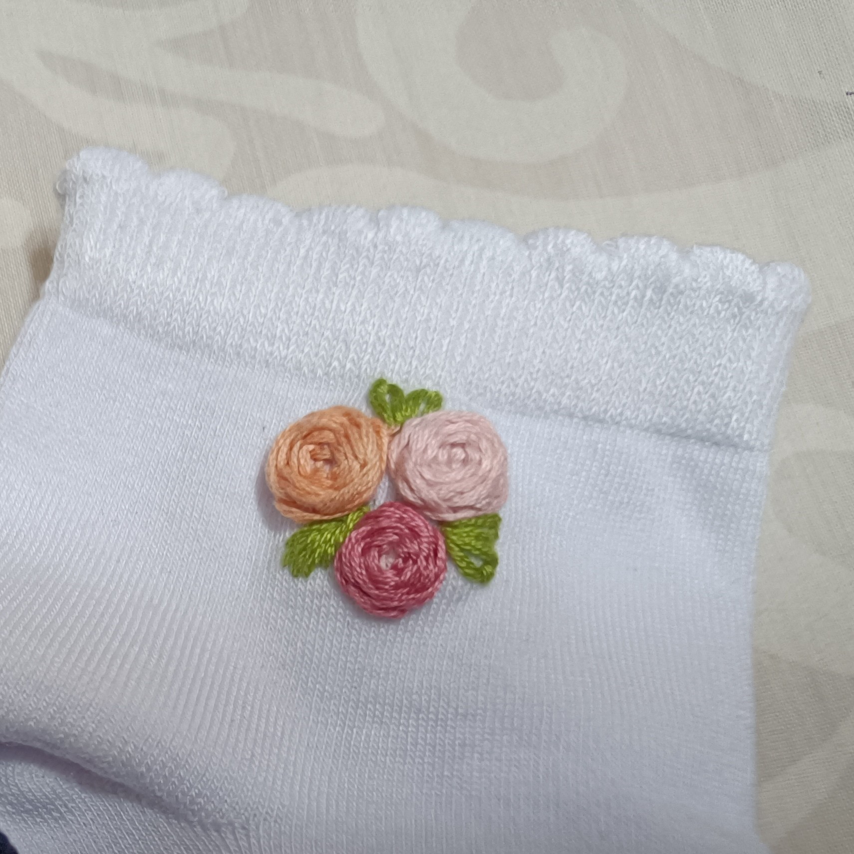 جوراب گلدوزی شده نخی تریکودر طرح ورنگ مختلف راحت و زیبا