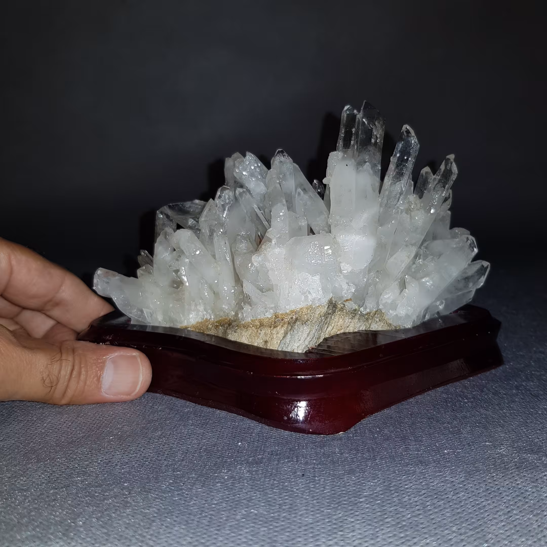 گوهر سنگ کریستال بلور سنگ برزیلی روی پایه چوبی نفیس کد 78