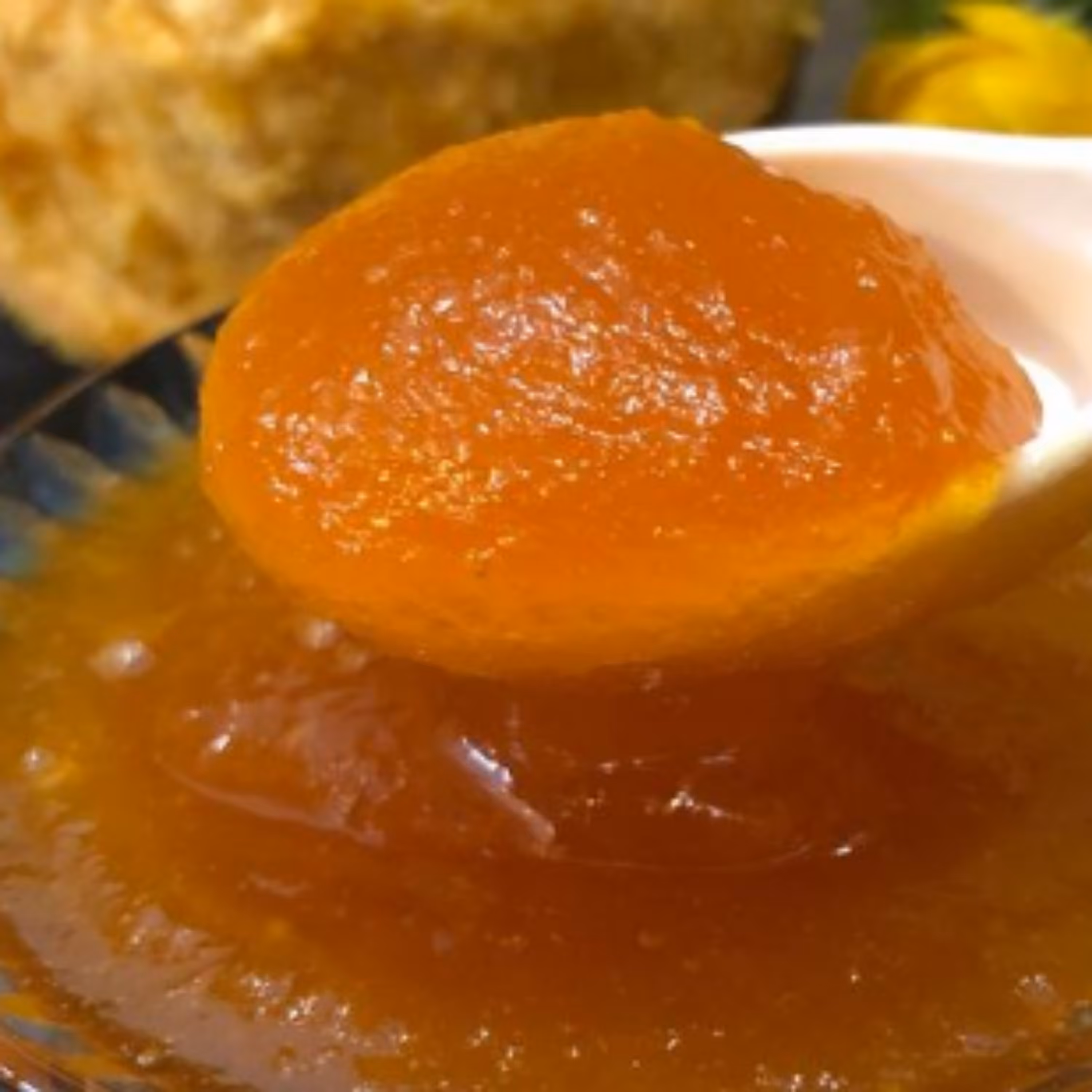 مربای سیب باعسل وزعفران پخته شده