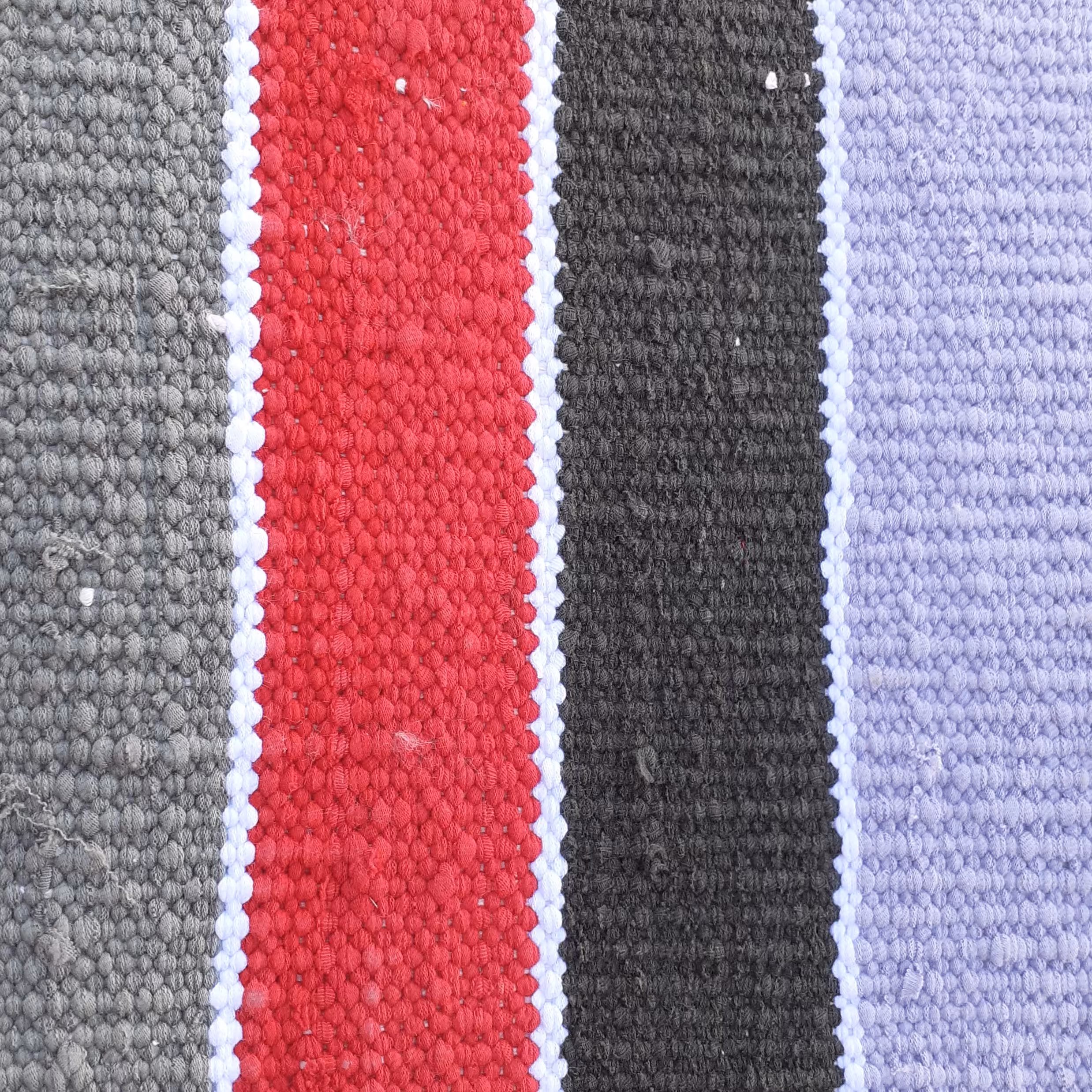 فرش دستبافت گونه سنتی با نخ تریکو.قابل شستشو می باشد.لطفا قبل از سفارش موجودی بگیرید