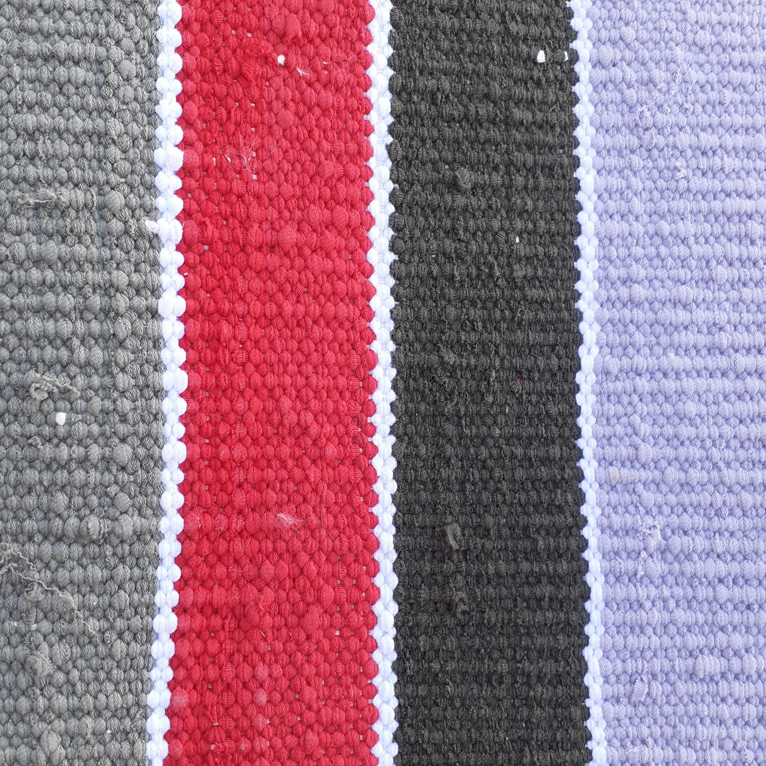 فرش دستبافت گونه سنتی با نخ تریکو.قابل شستشو می باشد.لطفا قبل از سفارش موجودی بگیرید